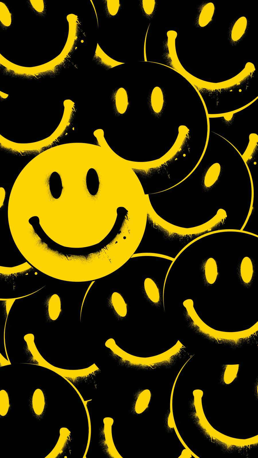 Happy iPhone 桌布 壁紙 — 充滿活力的黃色笑臉，帶有噴漆質感，在鮮明的黑色背景上擁擠。