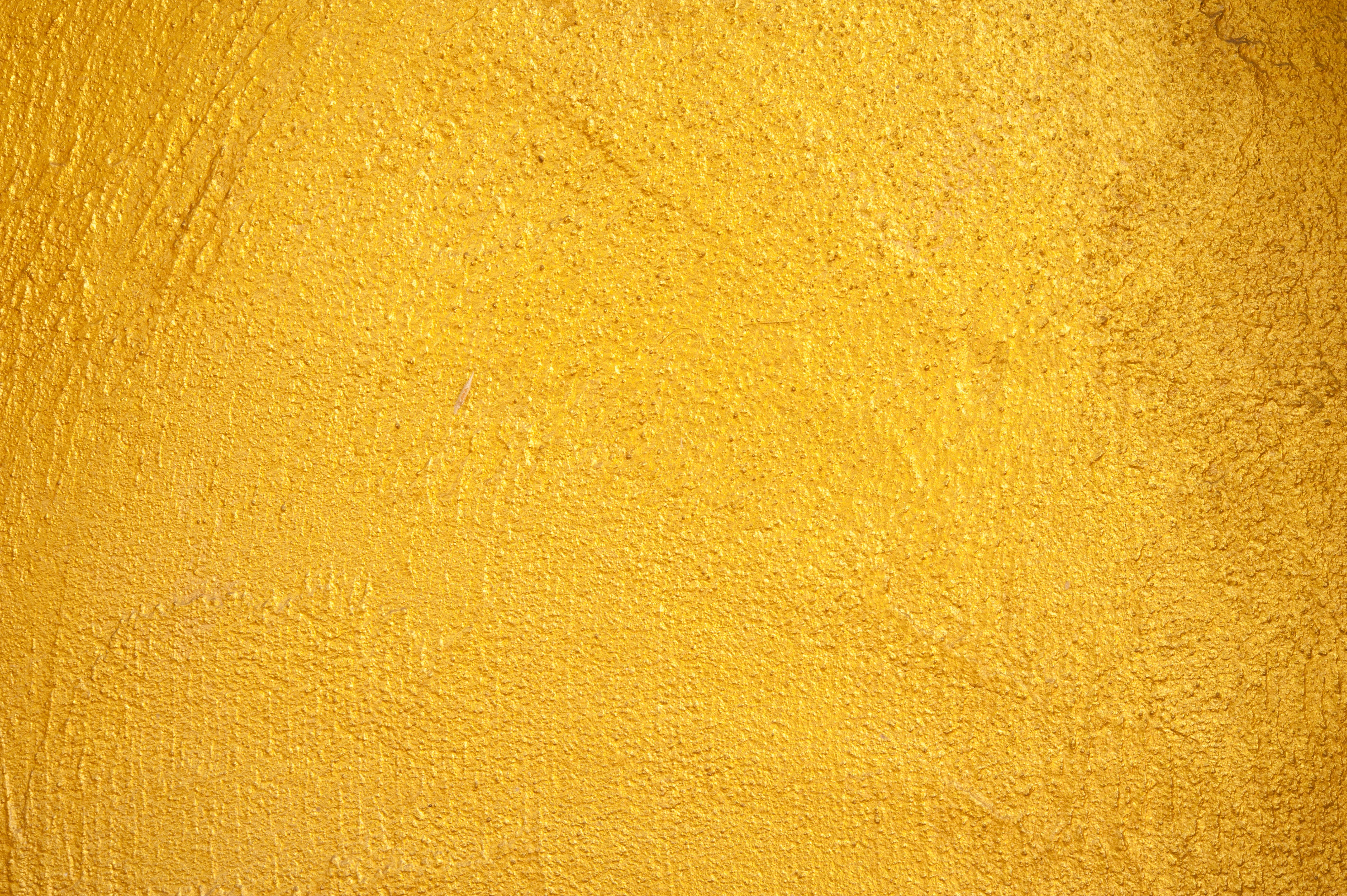 Golden 桌布 壁紙 — 充滿活力的黃色紋理牆壁特寫，可見筆觸和細微瑕疵。