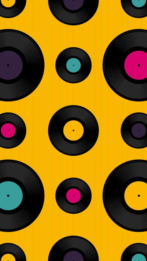 Vinyl Record 桌布 壁紙 — 充滿活力的黃色背景，上面重複排列著黑色黑膠唱片，唱片中心標籤色彩繽紛，有粉紅色、藍綠色和紫色。