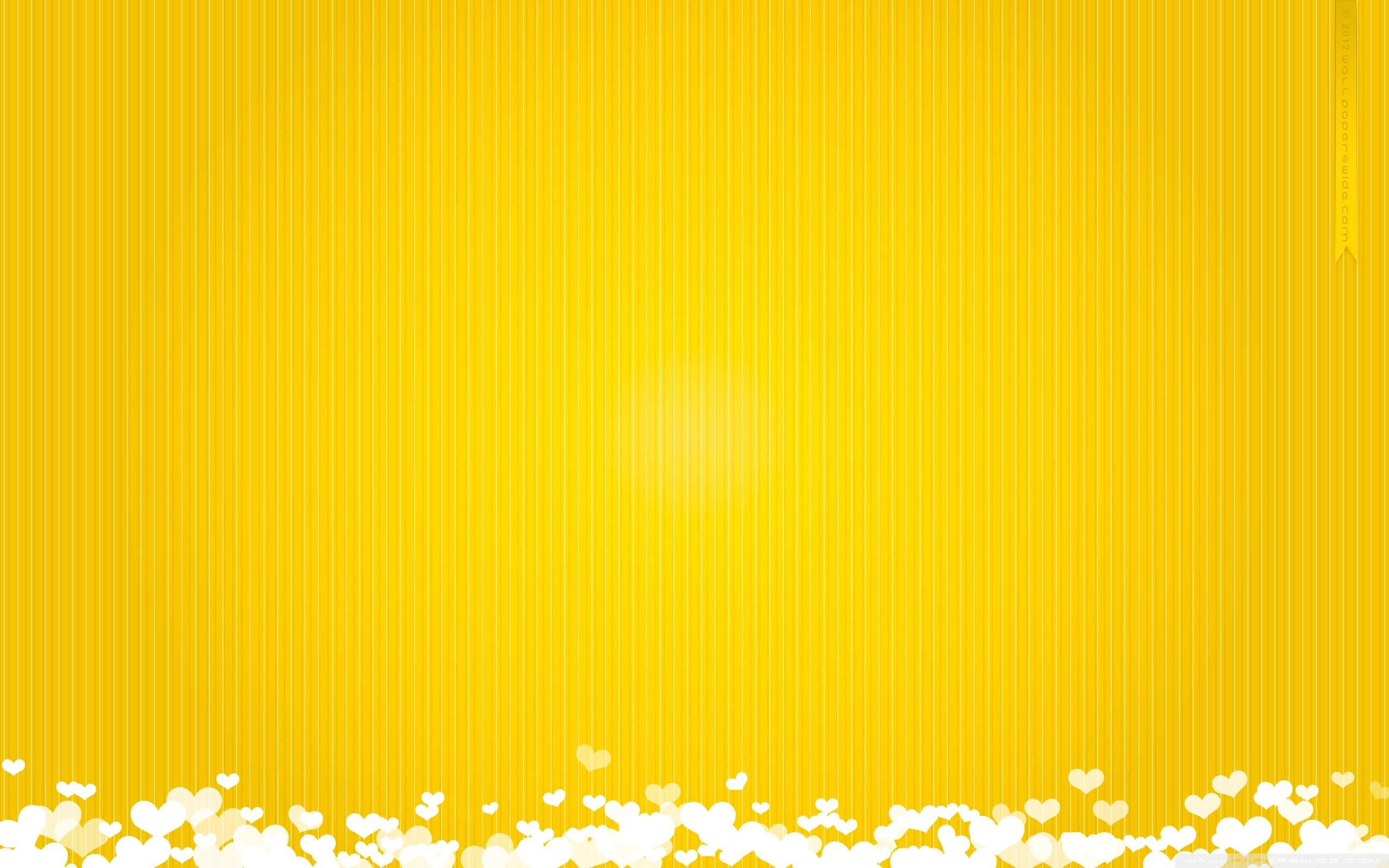 Solid Yellow 桌布 壁紙 — 充滿活力的黃色背景，帶有垂直條紋和底部散落的白色心形圖案。