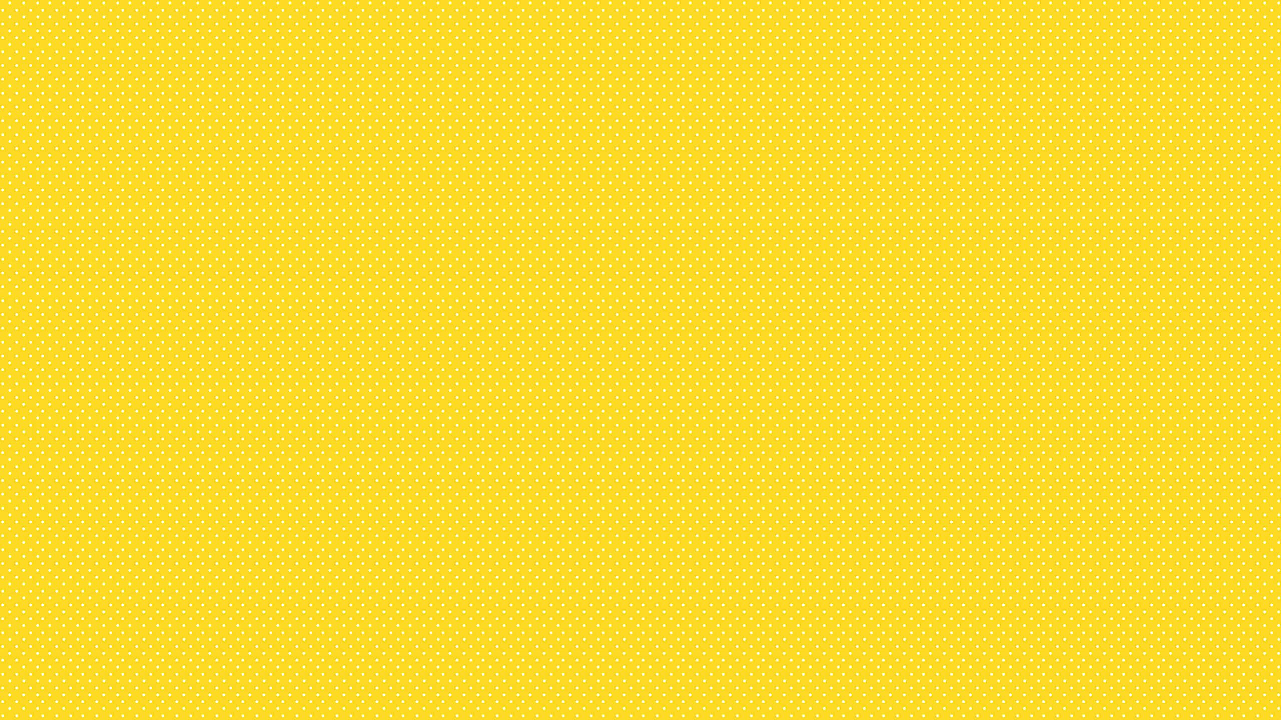 Yellow Aesthetic Desktop 桌布 壁紙 — 充滿活力的黃色背景，帶有微妙的白色圓點圖案，營造出歡快俏皮的視覺質感。
