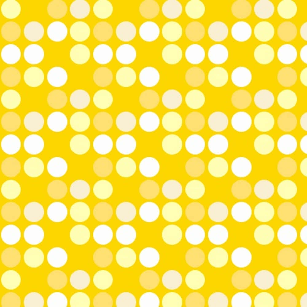 Yellow Polka Dot 桌布 壁紙 — 充滿活力的黃色背景，飾有白色和淡黃色圓圈的重複圖案，營造出歡快的復古圓點設計。
