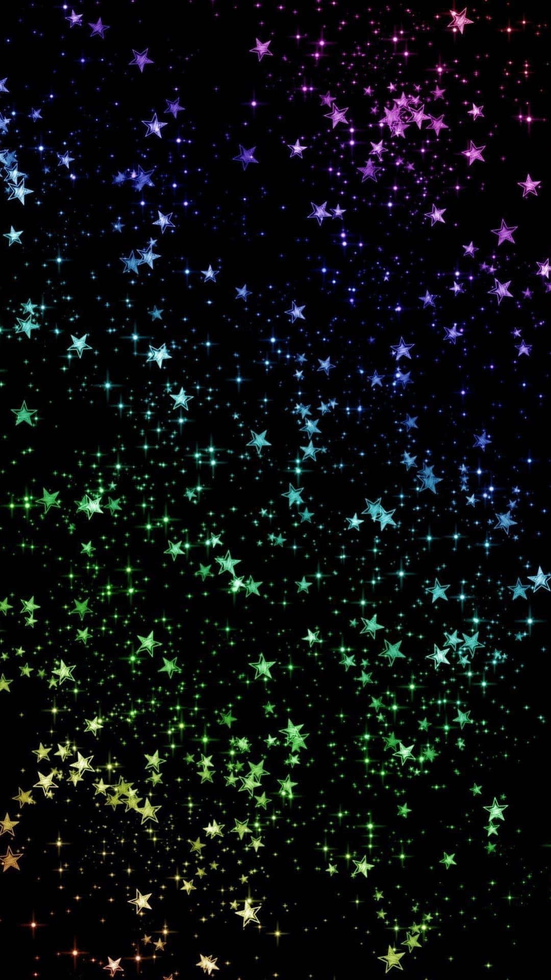 Galaxy Rainbow 桌布 壁紙 — 充滿發光星星的充滿活力的宇宙天空，在黑色虛空中從金色過渡到綠色、藍色和紫色。