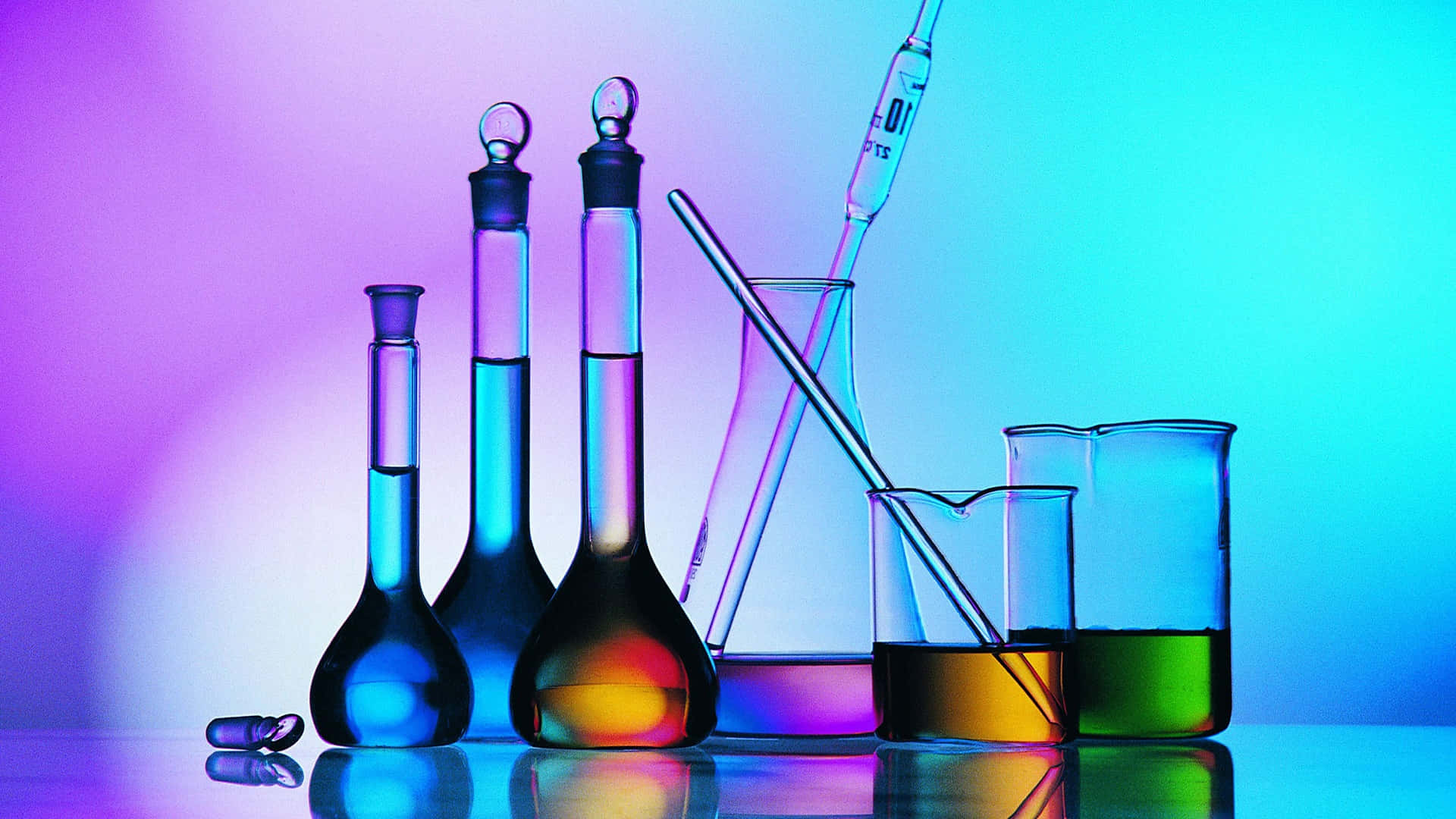 科學 桌布 壁紙 — 充滿發光液體的鮮豔實驗室玻璃器皿，矗立在紫色和藍色漸變背景前。