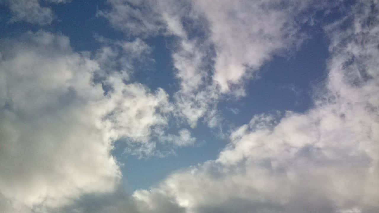 蓬鬆白雲在明亮的藍天上飄動 — 藍色 壁紙