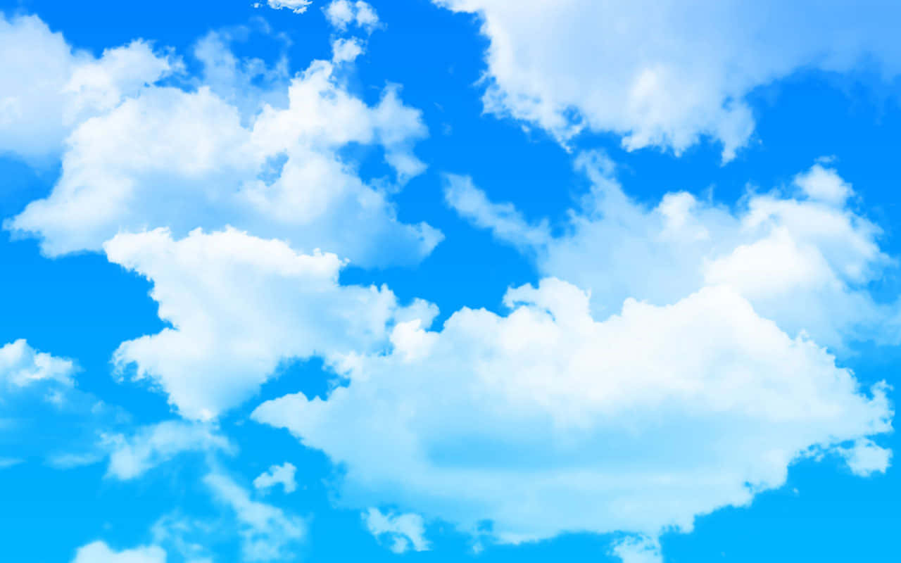 Blue Sky 桌布 壁紙 — 充滿蓬鬆白雲的鮮豔藍天，白雲在地平線上飄移。
