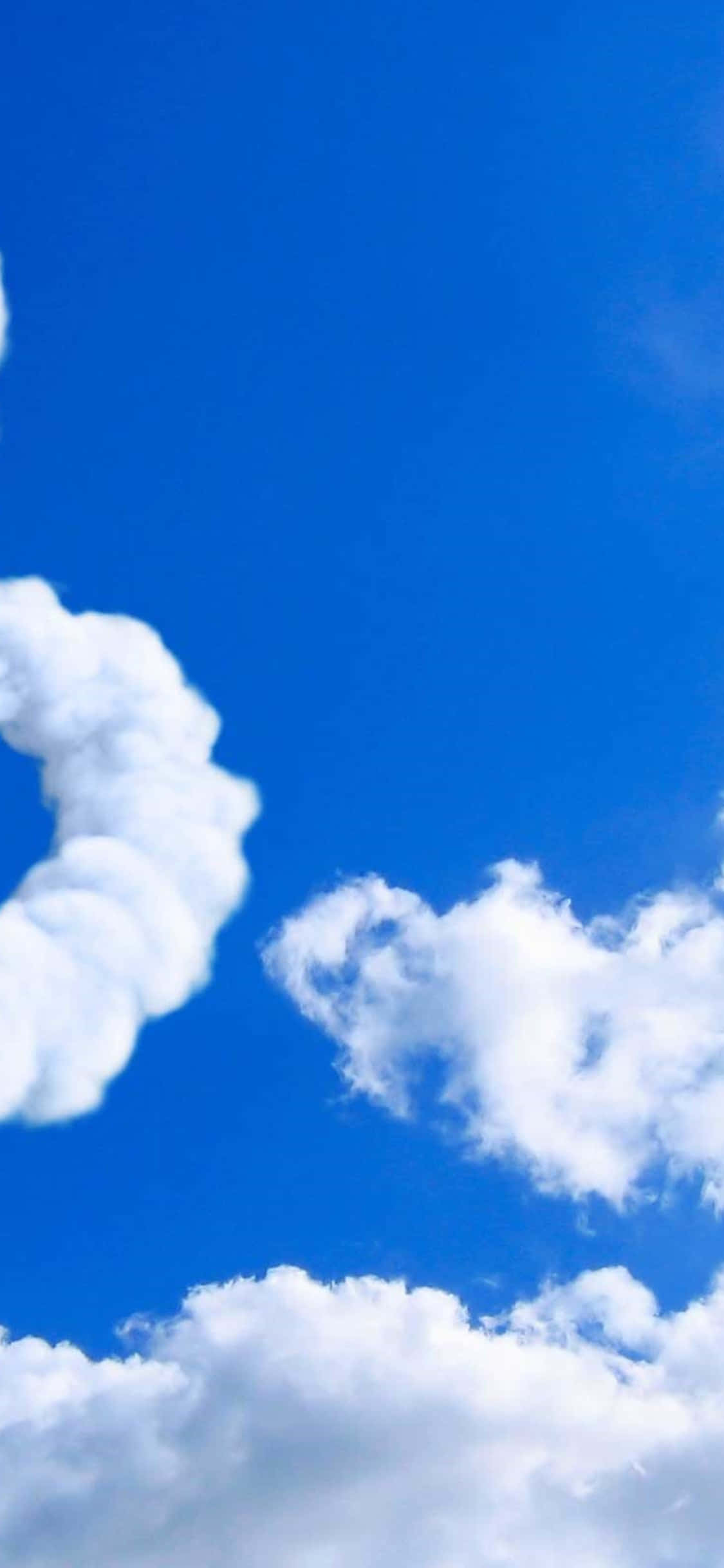 Blue Sky 桌布 壁紙 — 充滿蓬鬆白雲飄過畫面的鮮豔藍天。