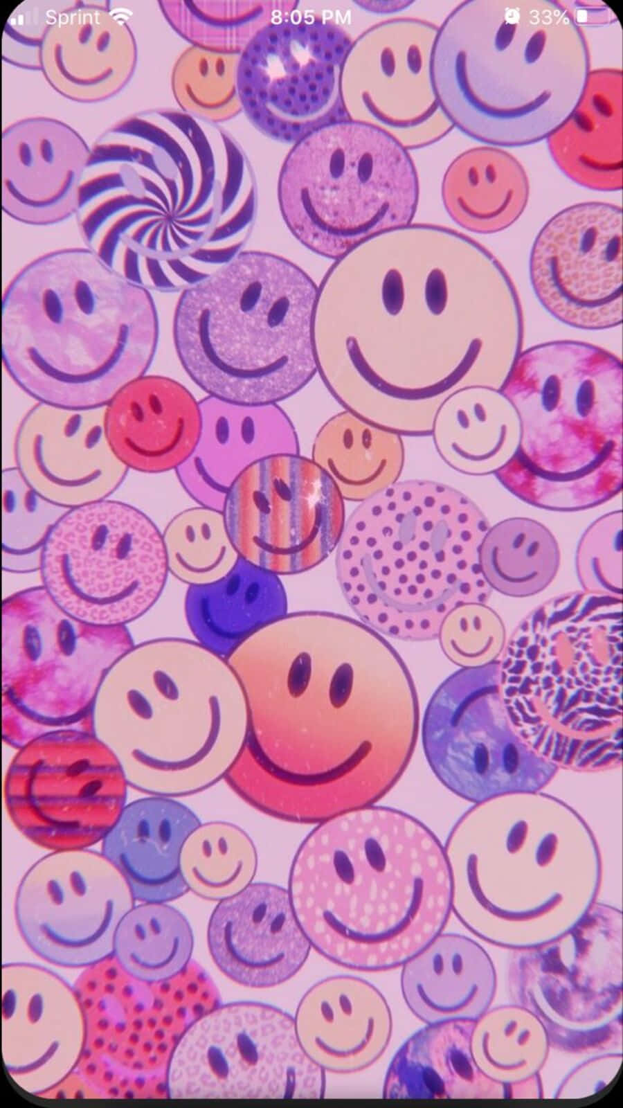 Aesthetic Smiley Face 桌布 壁紙 — 充滿重疊笑臉的鮮豔壁紙，採用粉彩粉紅、紫色和橙色，帶有閃亮和圖案質感。