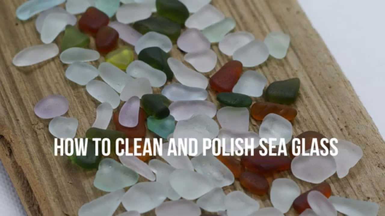 Sea Glass 桌布 壁紙 — 光滑多色海玻璃碎片散落在風化木板上的特寫。