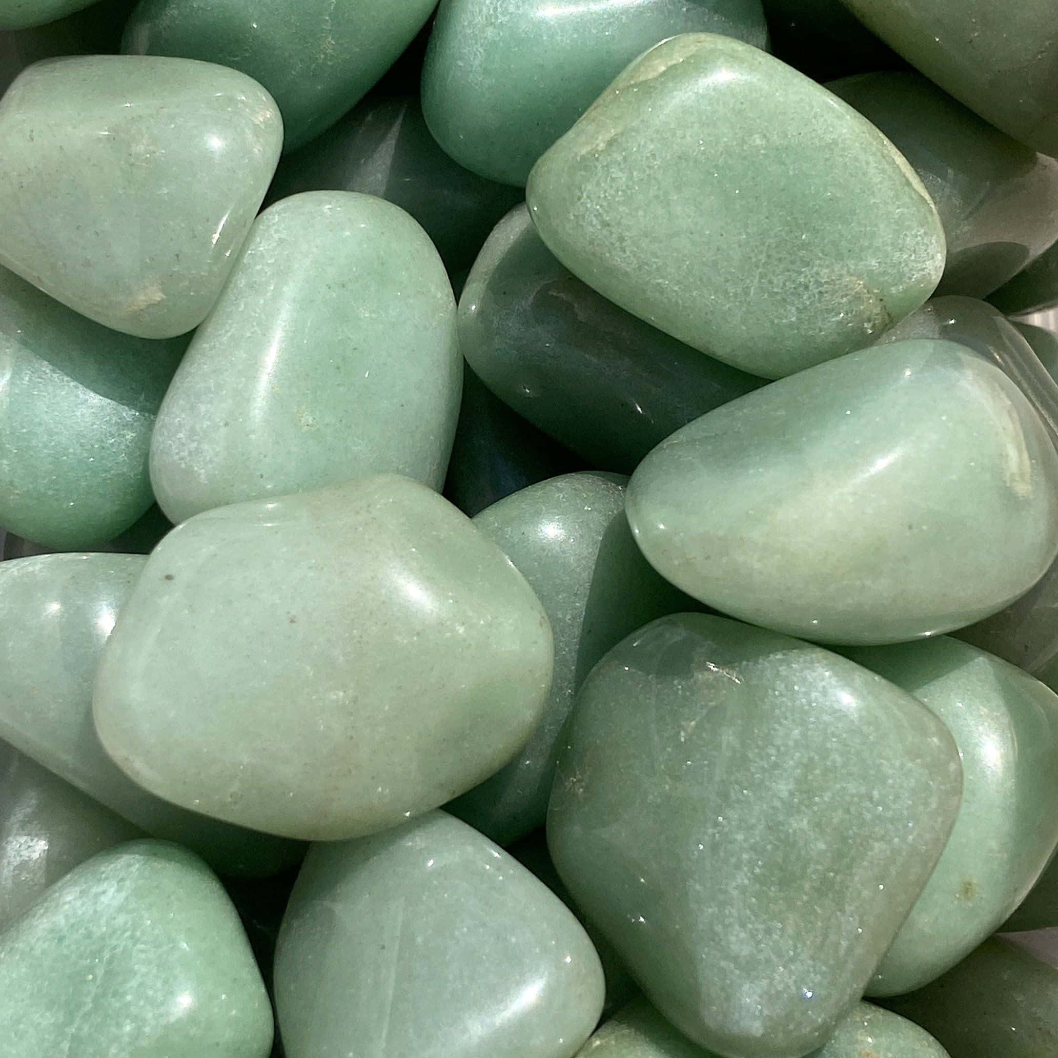 Aesthetic Sage Green 桌布 壁紙 — 光滑拋光綠色東陵石的近距離特寫，帶有柔和光澤和天然斑點。