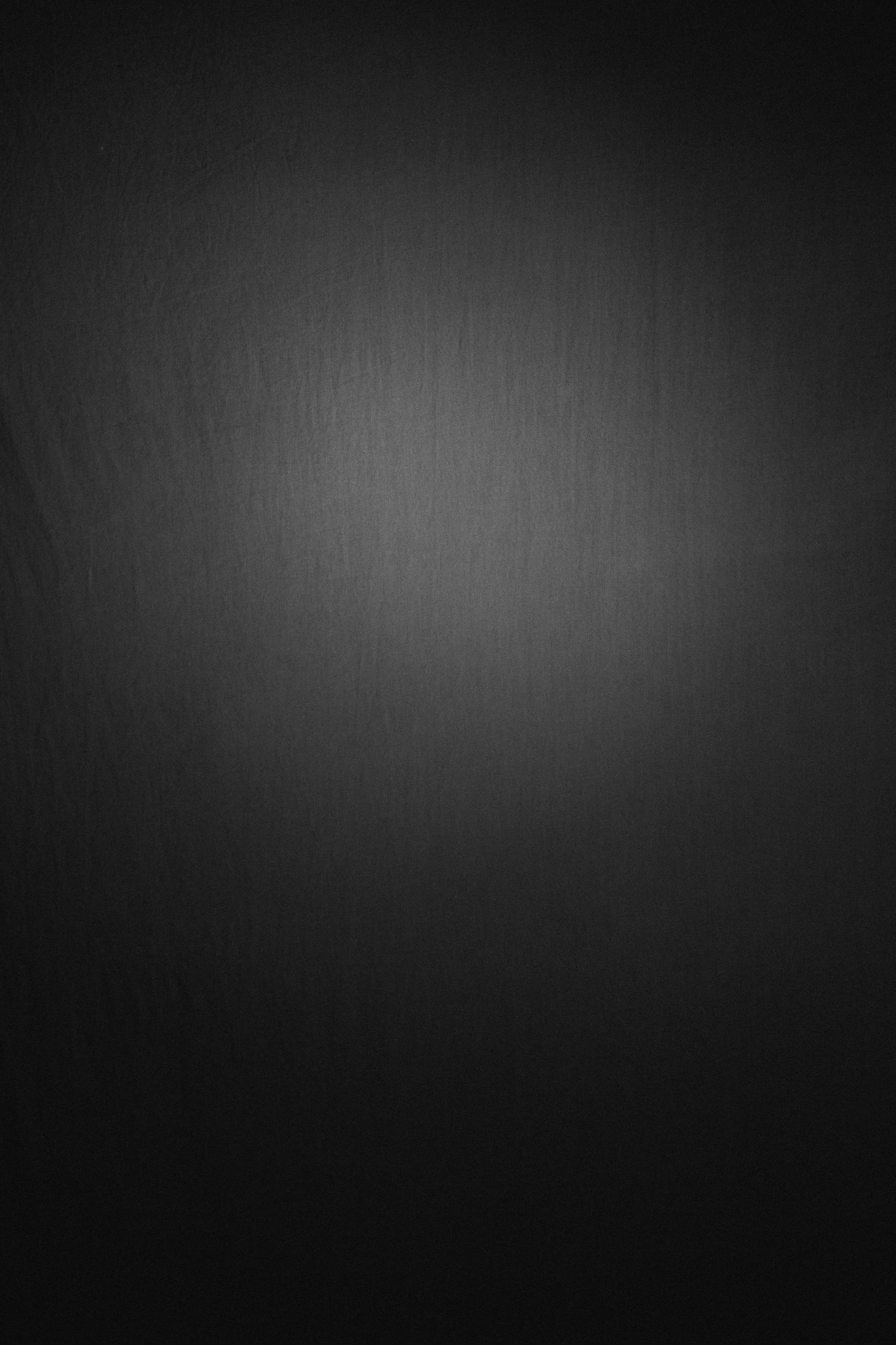 Gray Gradient 桌布 壁紙 — 光滑深灰色紋理表面，中央有柔和漸變光線。