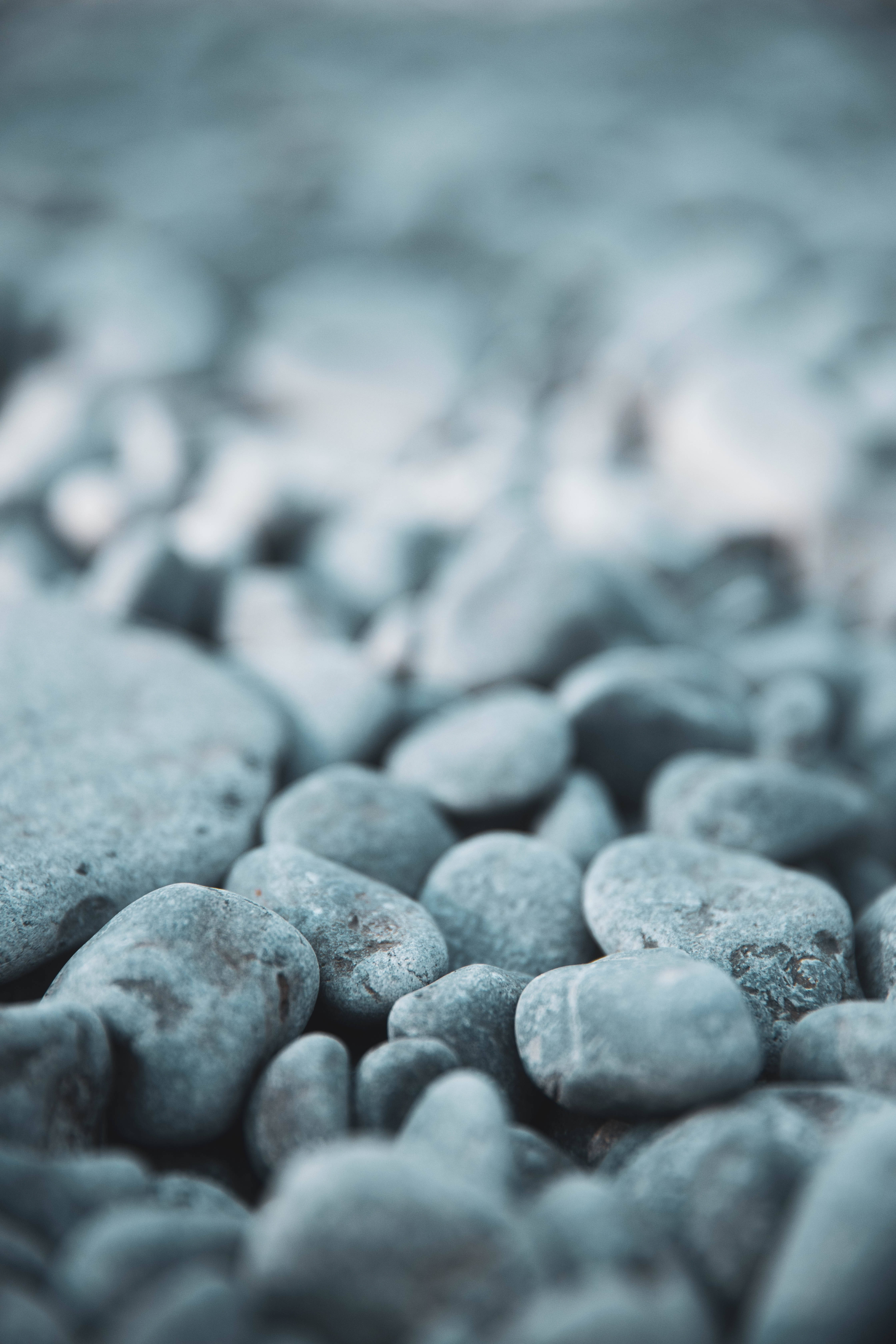 Stone 桌布 壁紙 — 光滑灰色河石的近距離特寫，淺景深，帶有冷色調的藍灰色。