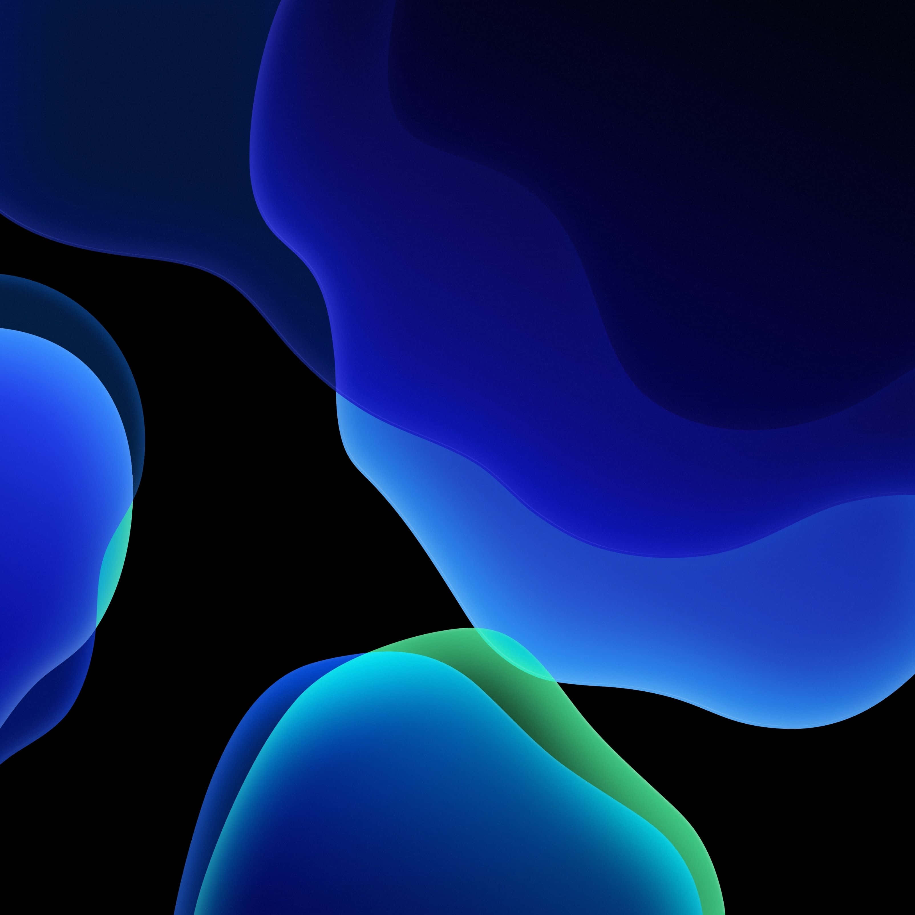 iOS 桌布 壁紙 — 光滑發光的藍色和藍綠色抽象形狀在深黑色背景上流動。