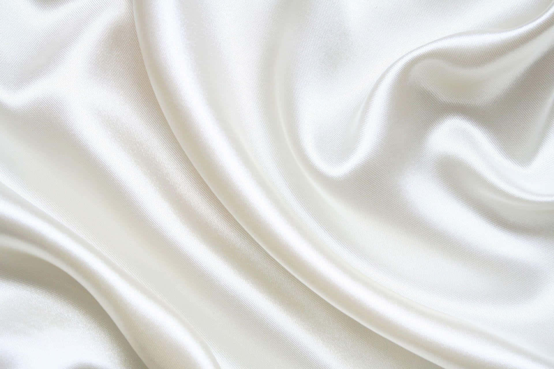 Silk 桌布 壁紙 — 光滑白色絲綢布料，在均勻光線下呈現柔軟流暢的皺褶和細微光澤。