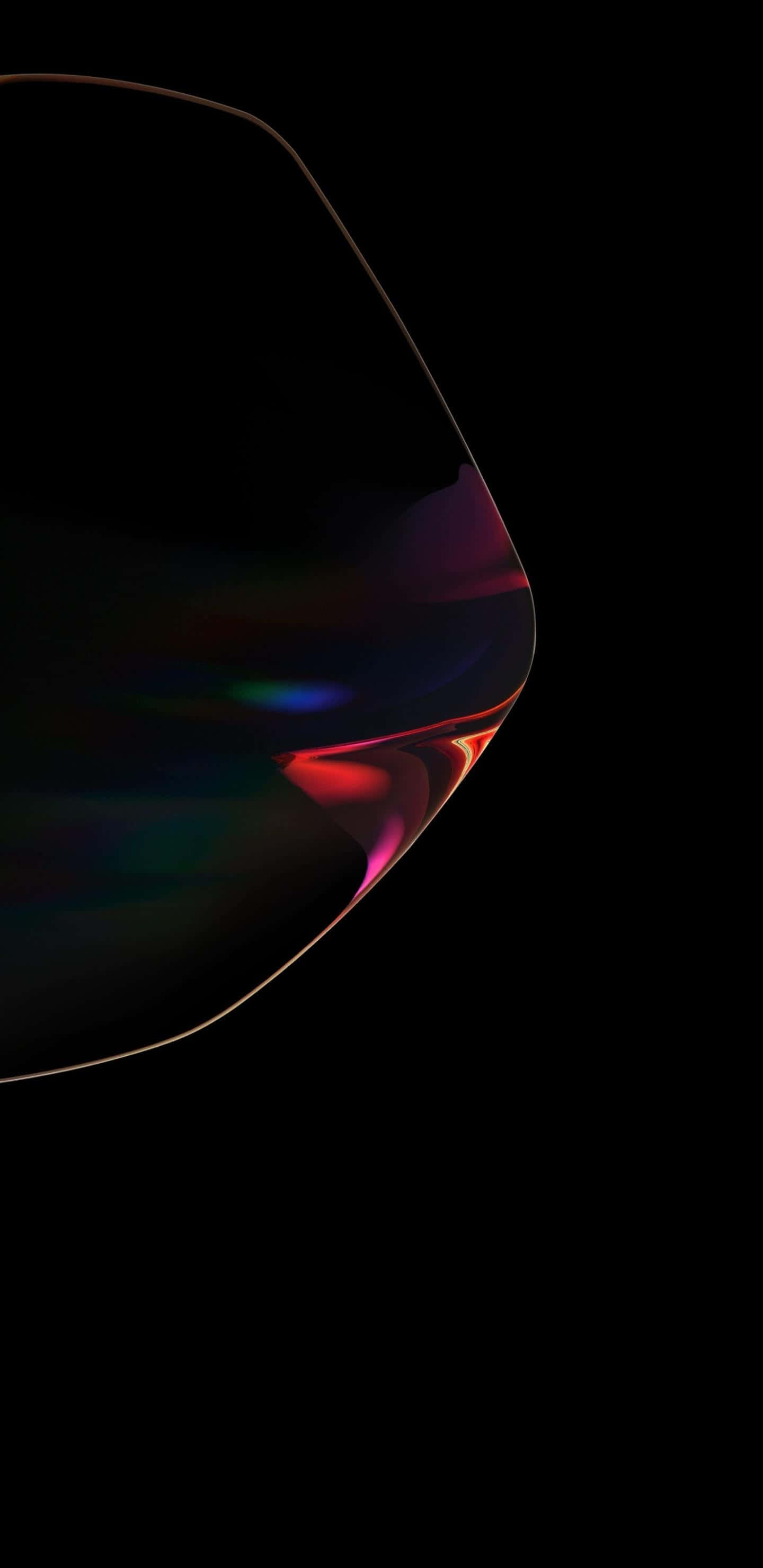 Dark Neon 桌布 壁紙 — 光滑的彎曲玻璃表面在深黑色背景下反射出鮮豔的彩虹色調。