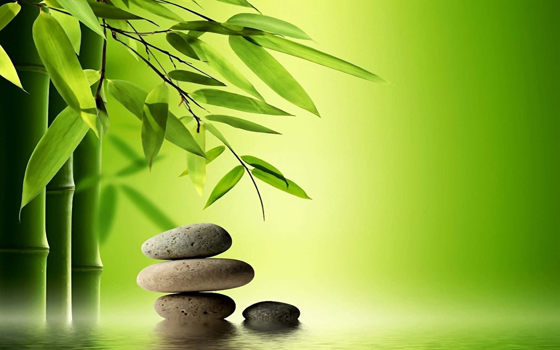 禪 桌布 壁紙 — 光滑的石頭堆疊在水面上，旁邊是發光的竹莖和葉子，背景是充滿活力的綠色漸層。
