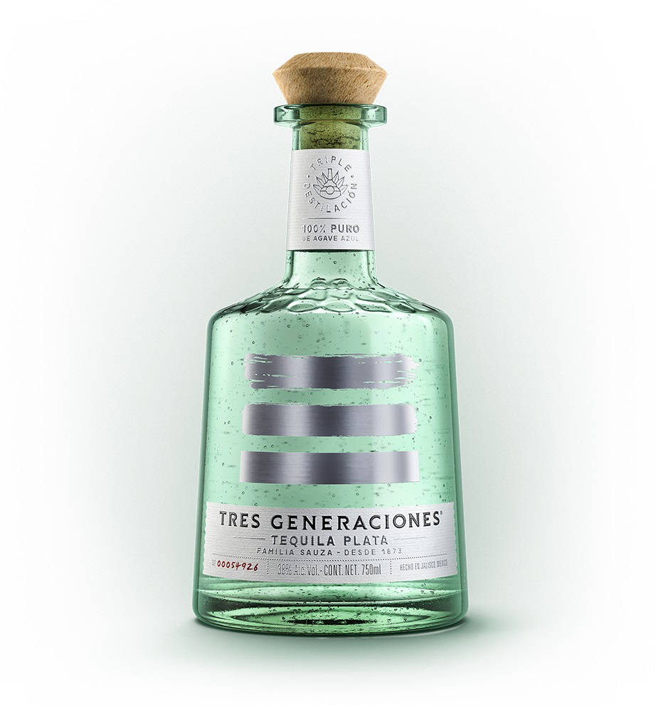 alcohol 桌布 壁紙 — 光滑的綠色玻璃瓶 Tres Generaciones 龍舌蘭酒，帶有銀色條紋和軟木塞，置於潔白背景前。