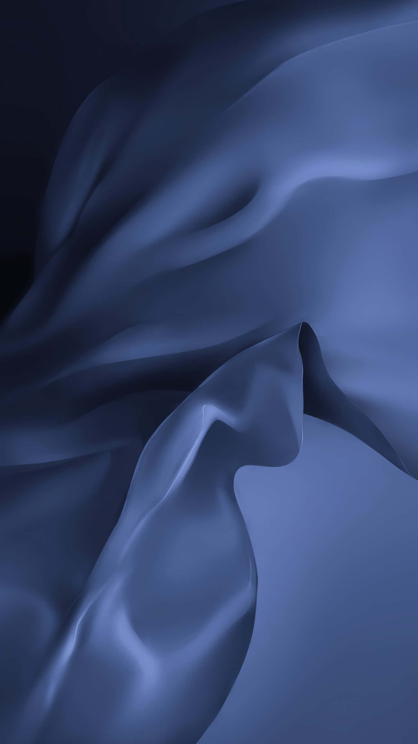 Blue Gray 桌布 壁紙 — 光滑的藍色布料在柔和燈光下以柔軟的波浪流動，營造出寧靜的極簡抽象紋理。