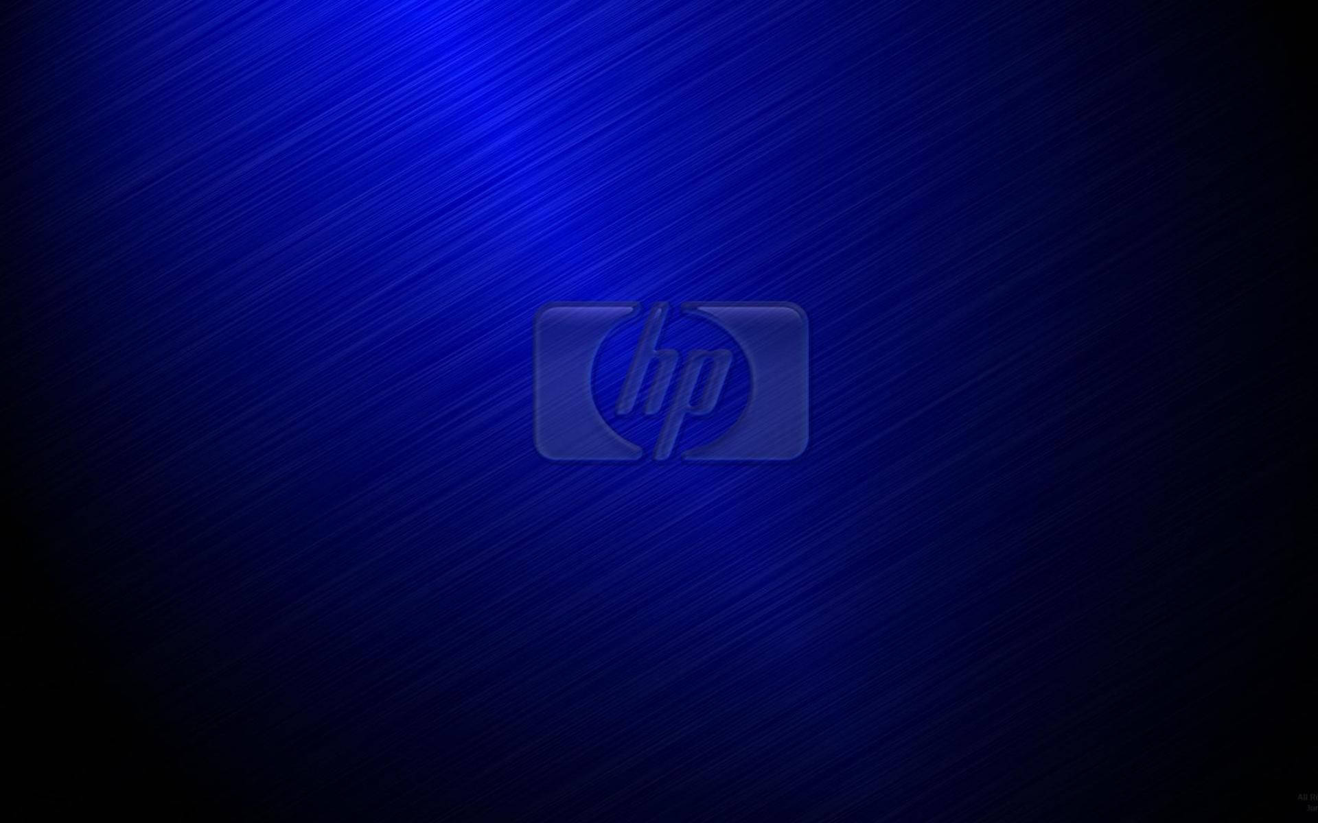 HP 桌布 壁紙 — 光滑的藍色拉絲金屬紋理，中央帶有微妙的HP標誌，採用漸變照明。