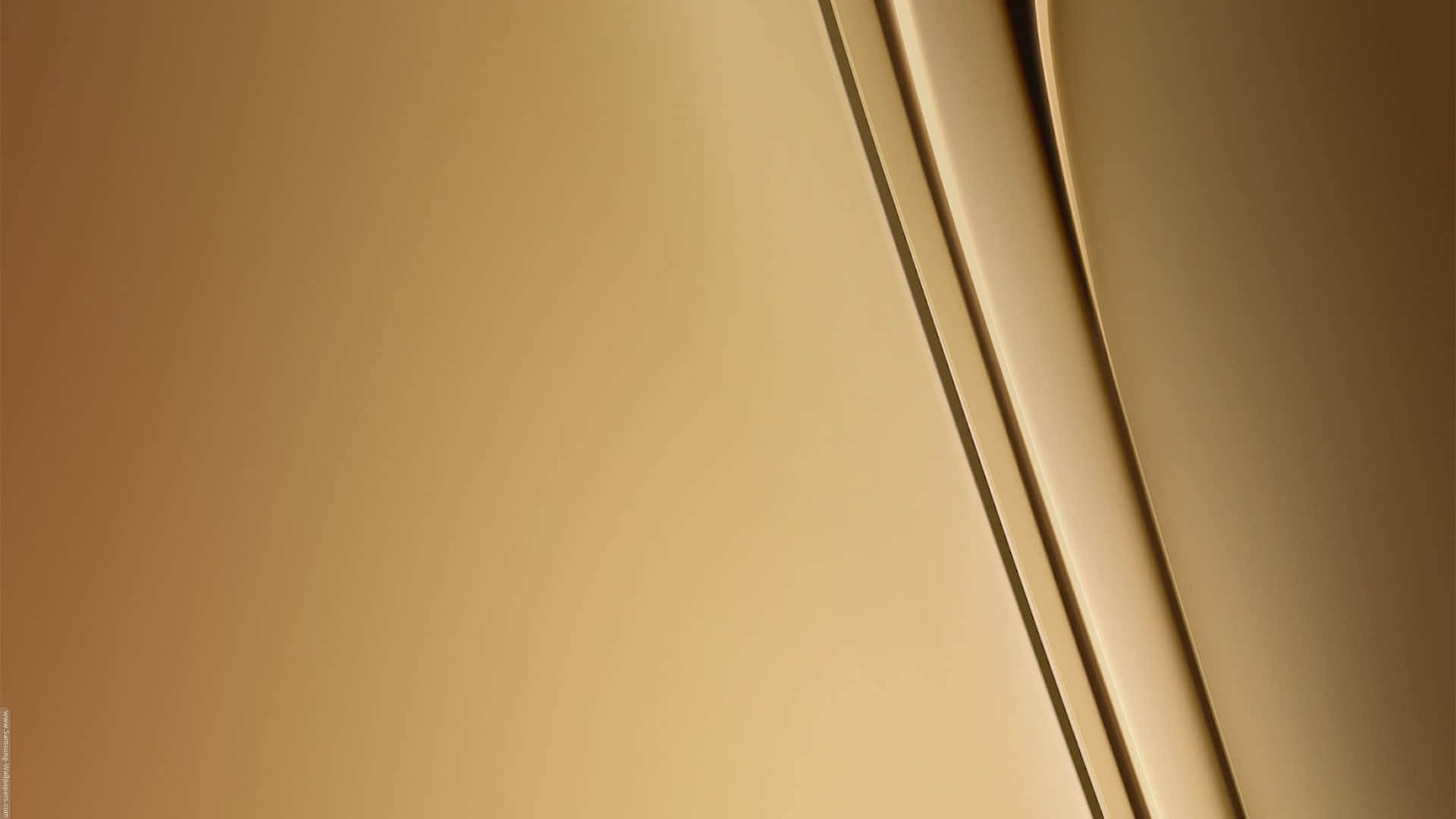 Metallic Gold 桌布 壁紙 — 光滑的金屬金色表面優雅地彎曲，帶有柔和陰影，營造出奢華的抽象構圖。