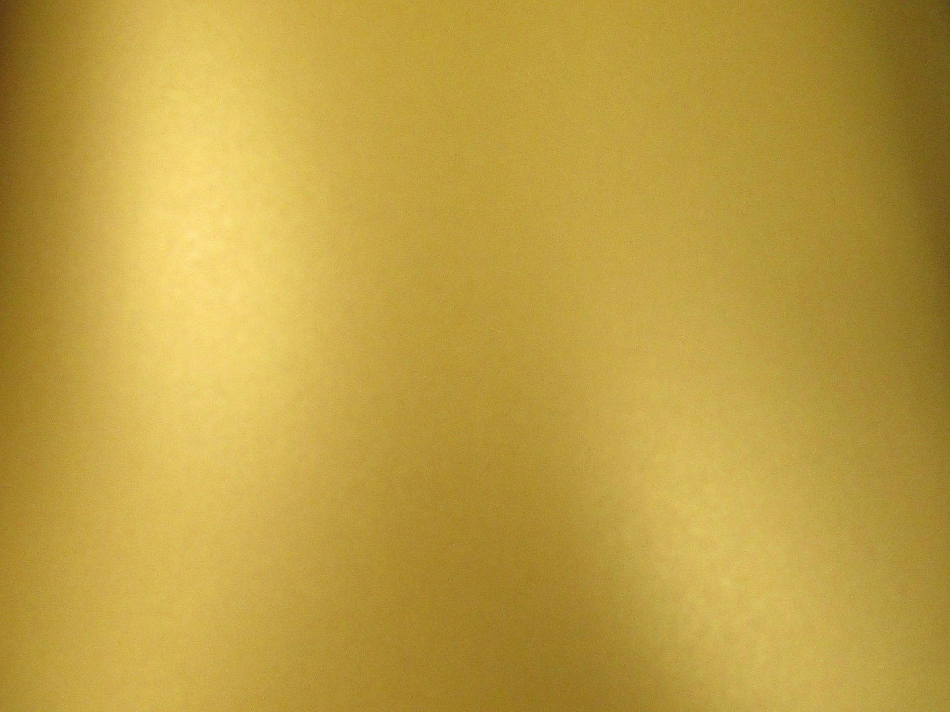 Gold Abstract 桌布 壁紙 — 光滑的金色表面，帶有柔和的漸層和細微的光線反射，營造出奢華的金屬質感。