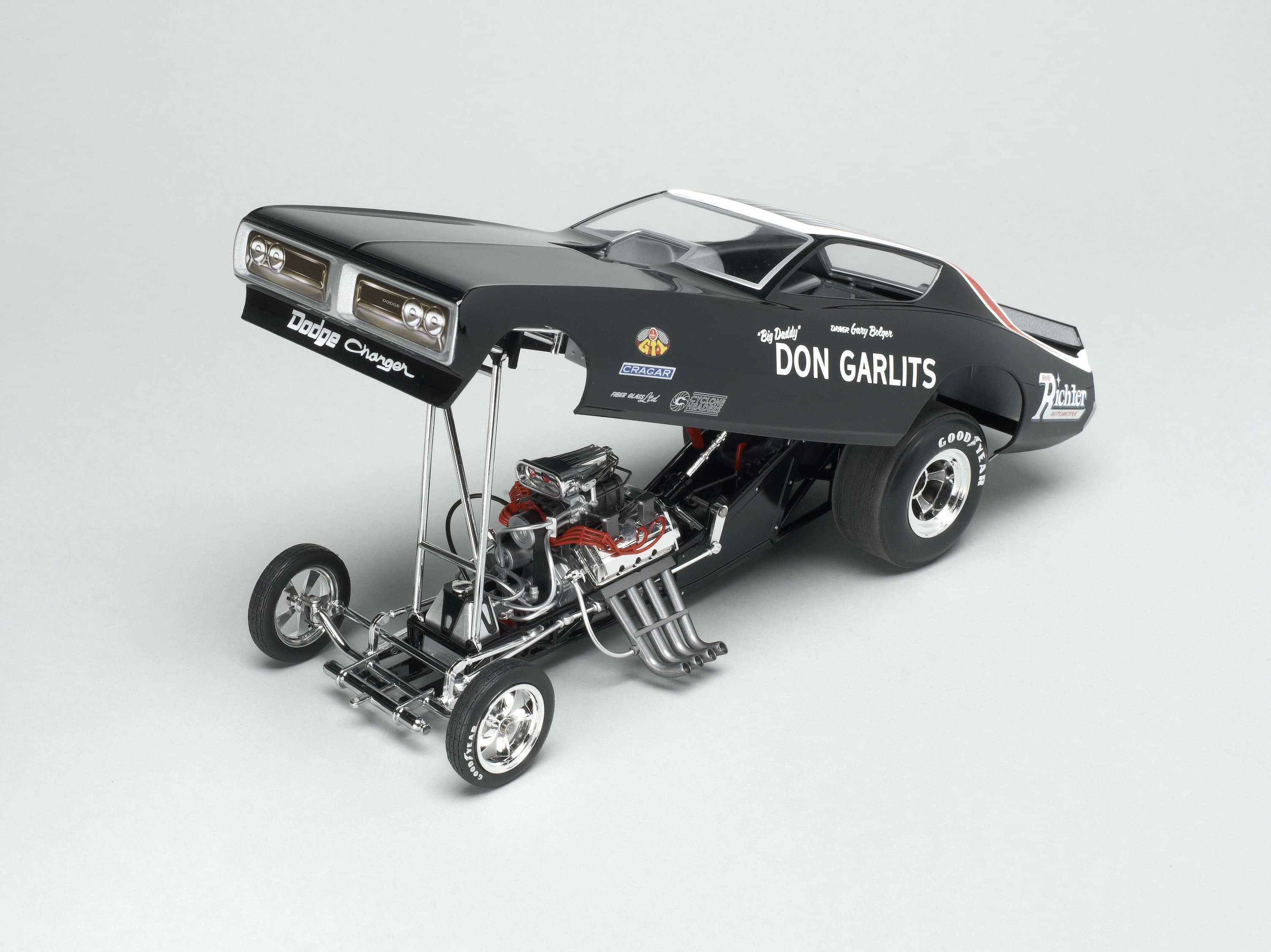 cars 桌布 壁紙 — 光滑的黑色 Don Garlits Dodge Charger 直線加速賽車模型，帶有外露引擎和鍍鉻輪圈，置於純灰色背景上。