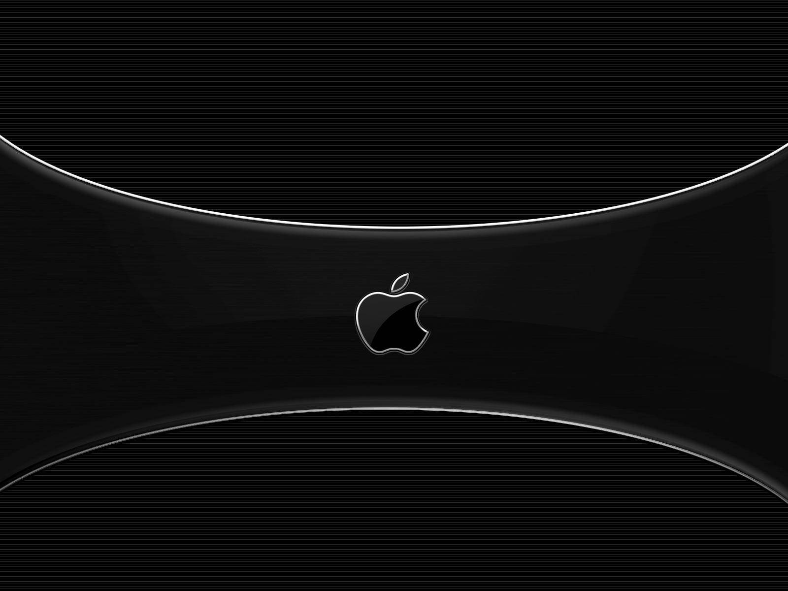 Plain Black 桌布 壁紙 — 光滑的黑色彎曲表面，中央有一個發光的銀色 Apple 標誌，背景為帶有水平線的深色背景。