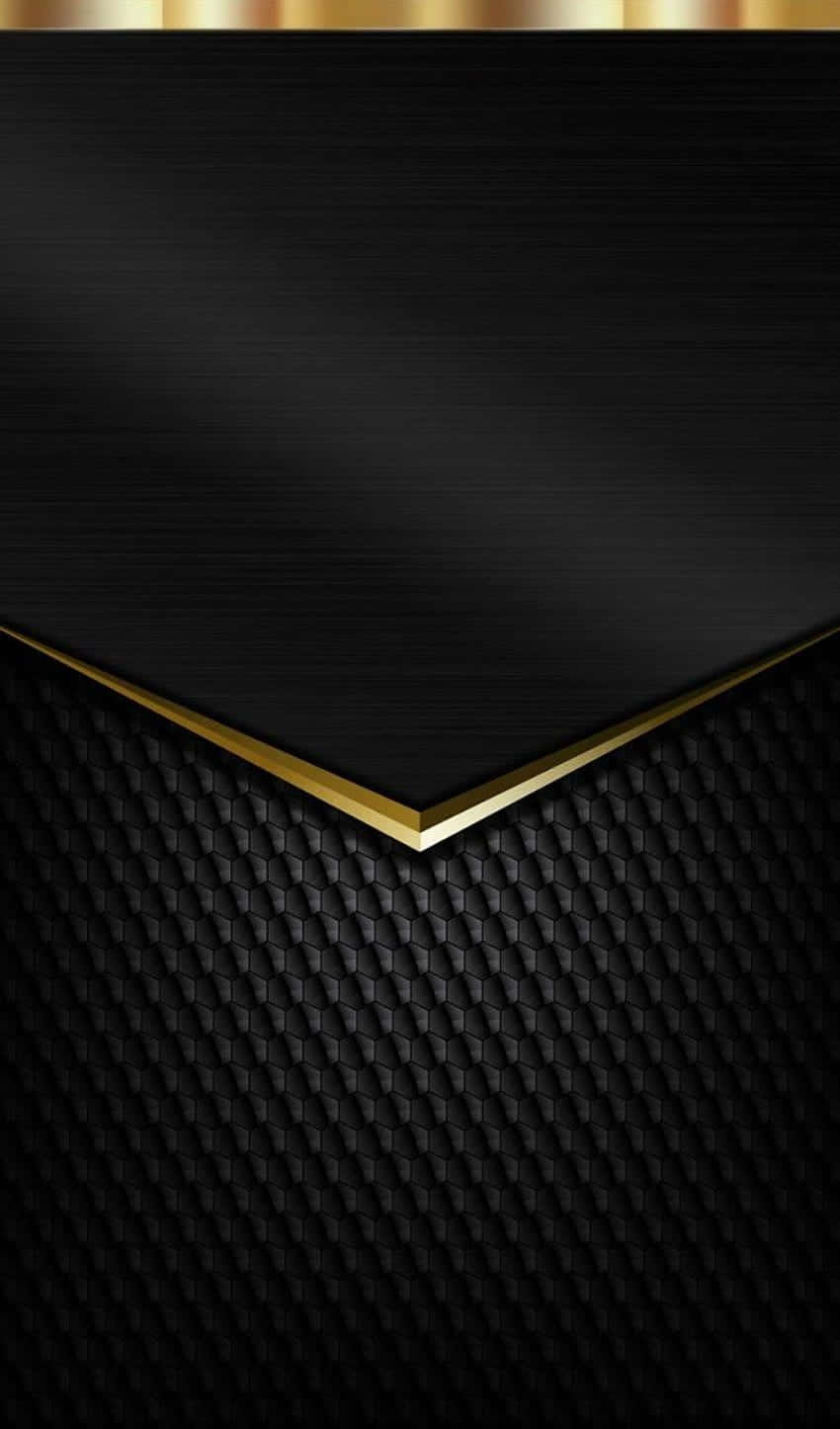 Black And Gold Aesthetic 桌布 壁紙 — 光滑的黑色碳纖維表面遇上帶有金色邊緣的拉絲金屬面板，營造出奢華的高科技對比。
