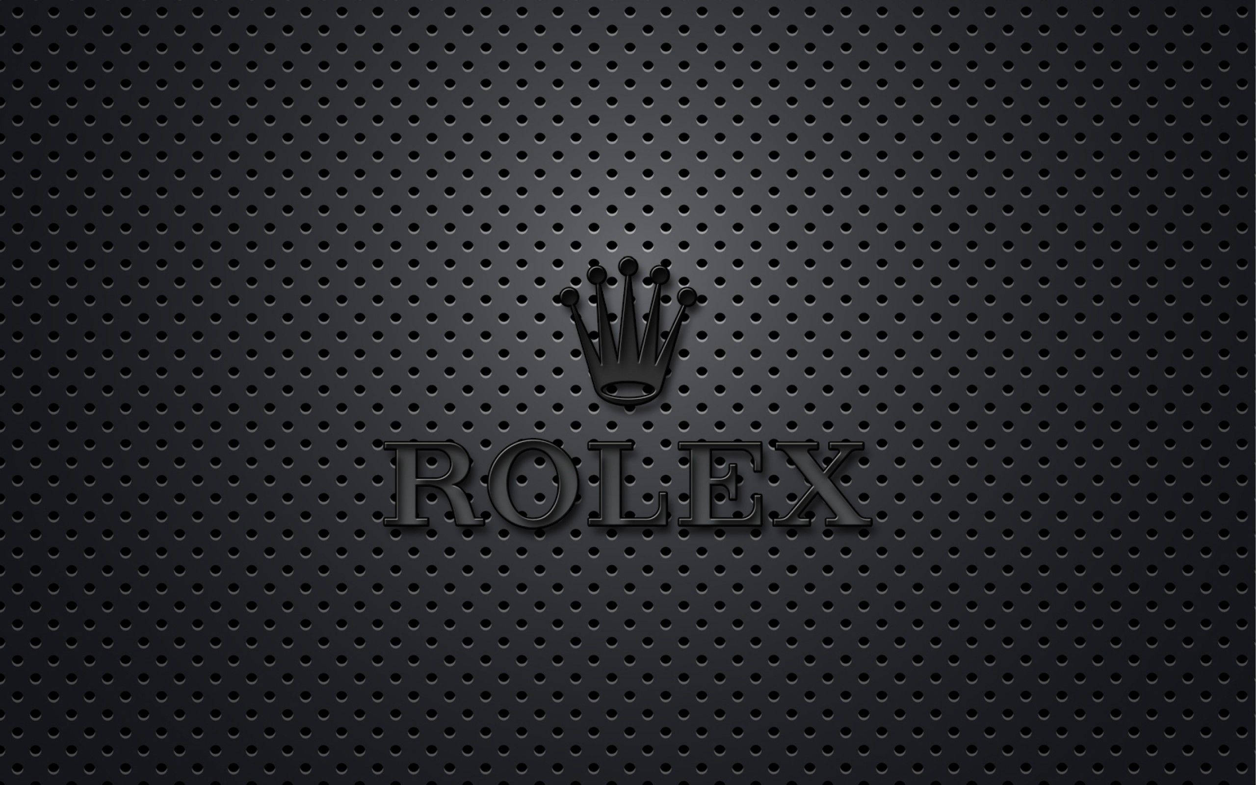 Rolex 桌布 壁紙 — 光滑的黑色穿孔金屬表面，帶有凸起的勞力士皇冠和品牌名稱，採用極簡浮雕字體。
