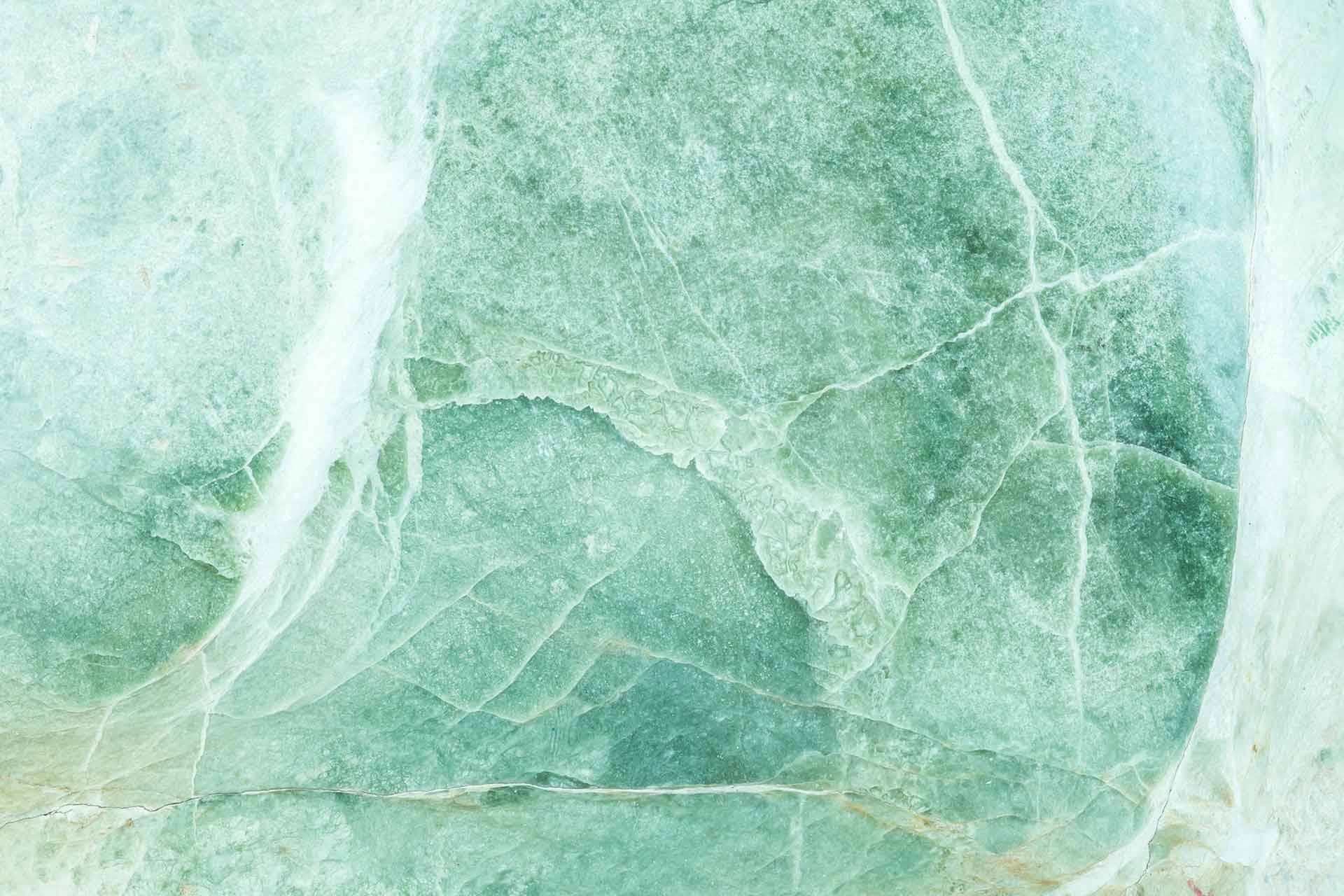 淺綠色系 桌布 壁紙 — 光滑綠色大理石表面的特寫，帶有複雜的白色紋理和微妙的質感變化。