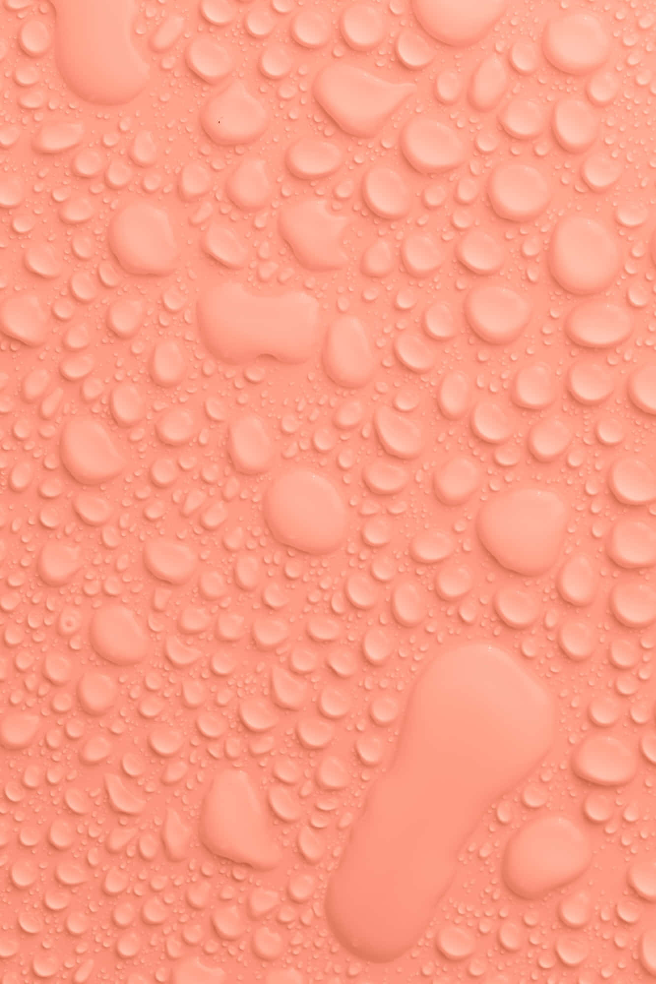 Peach Aesthetic 桌布 壁紙 — 光滑表面上閃閃發光的桃色水滴特寫。