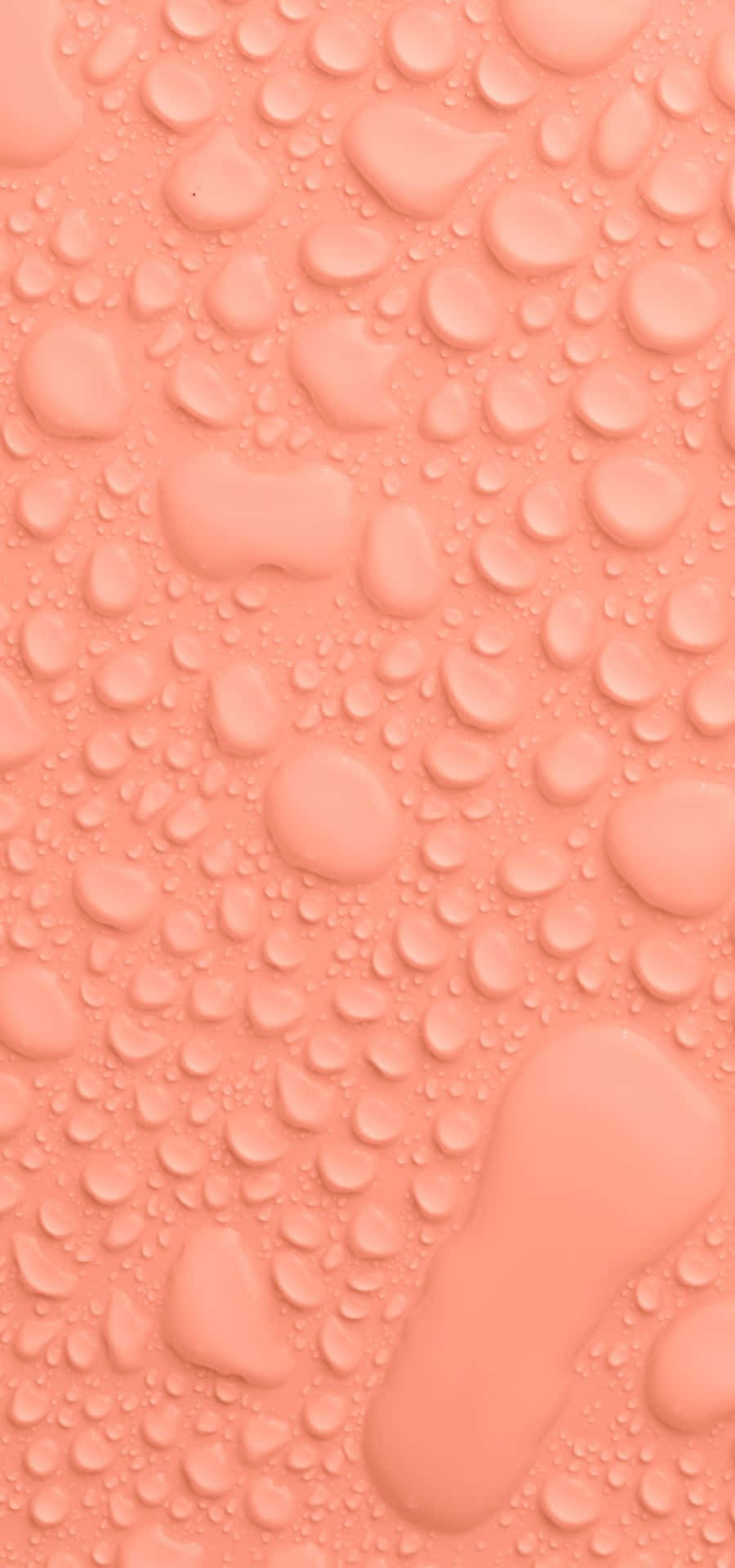 Peach Color 桌布 壁紙 — 光滑表面上閃閃發光的桃色水滴特寫，形成柔軟的紋理圖案。