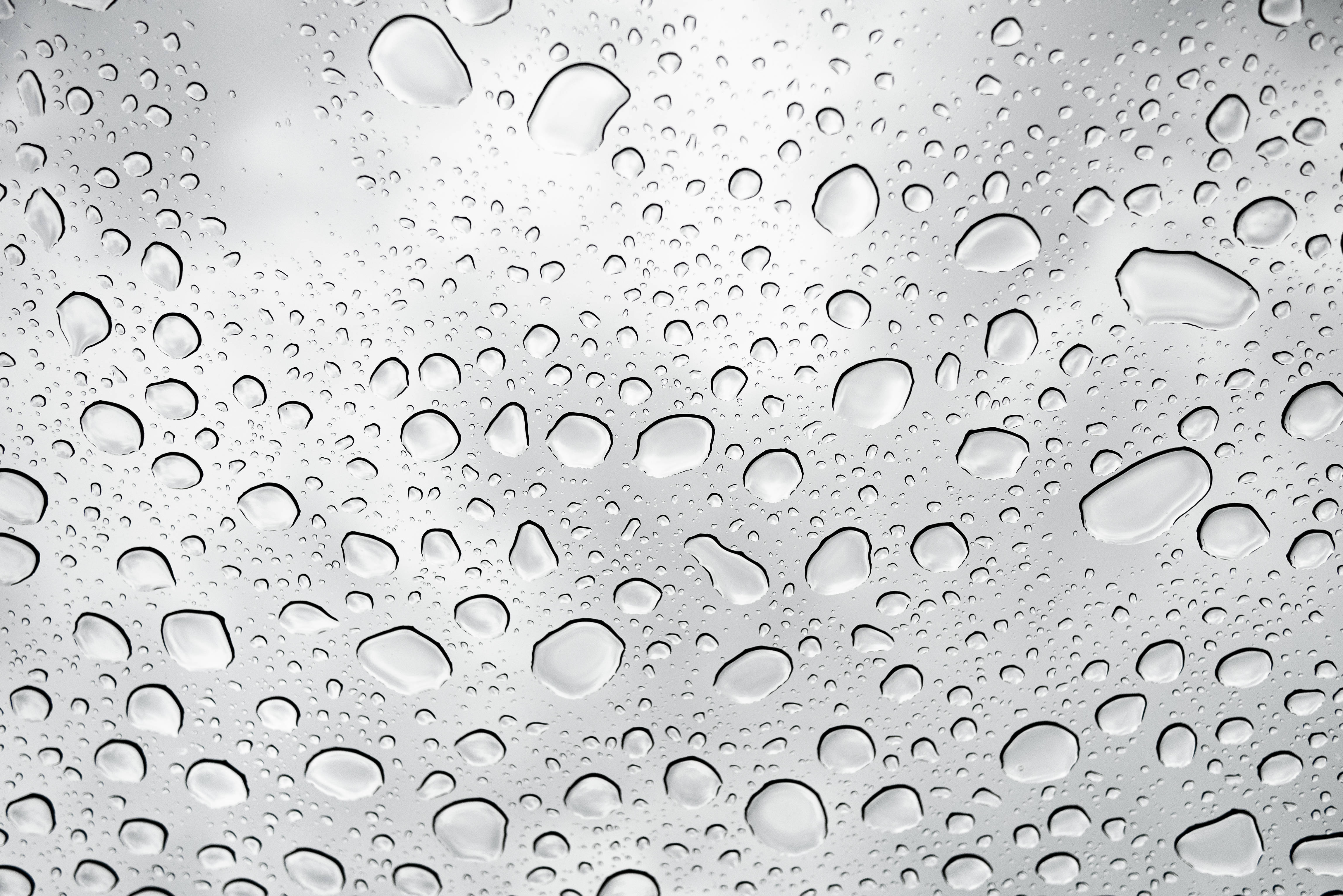 Raining 桌布 壁紙 — 光滑金屬表面上閃爍的水滴反射柔和光線的特寫。