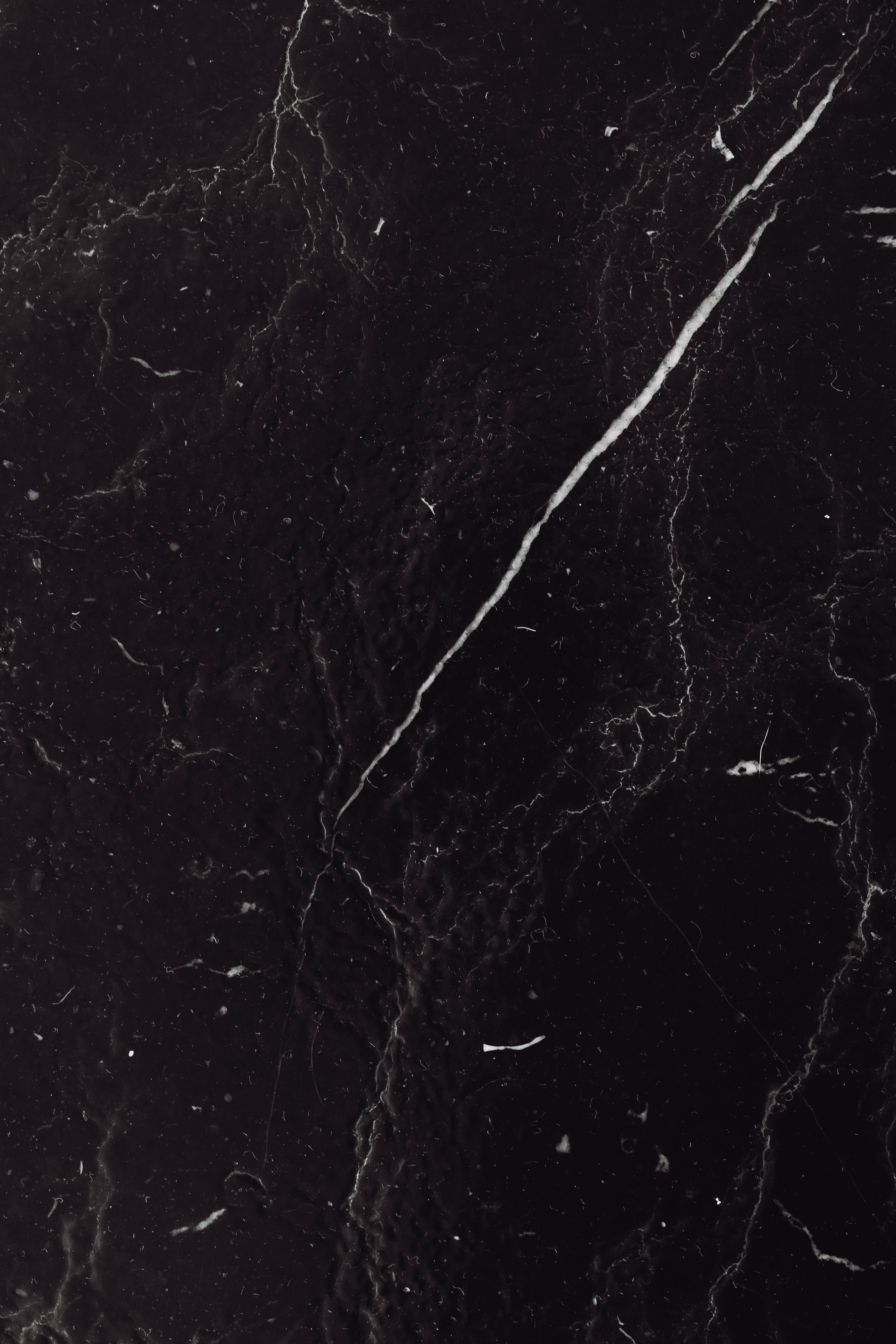 Black Marble 4K 桌布 壁紙 — 光滑黑色大理石的特寫，帶有醒目的白色紋理，形成優雅的自然圖案。