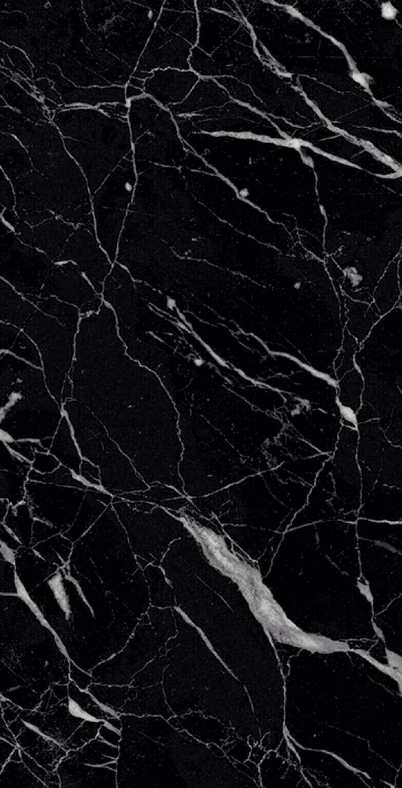 Marble Phone 桌布 壁紙 — 光滑黑色大理石的近距離特寫，帶有複雜的白色紋理，營造出奢華優雅的質感。