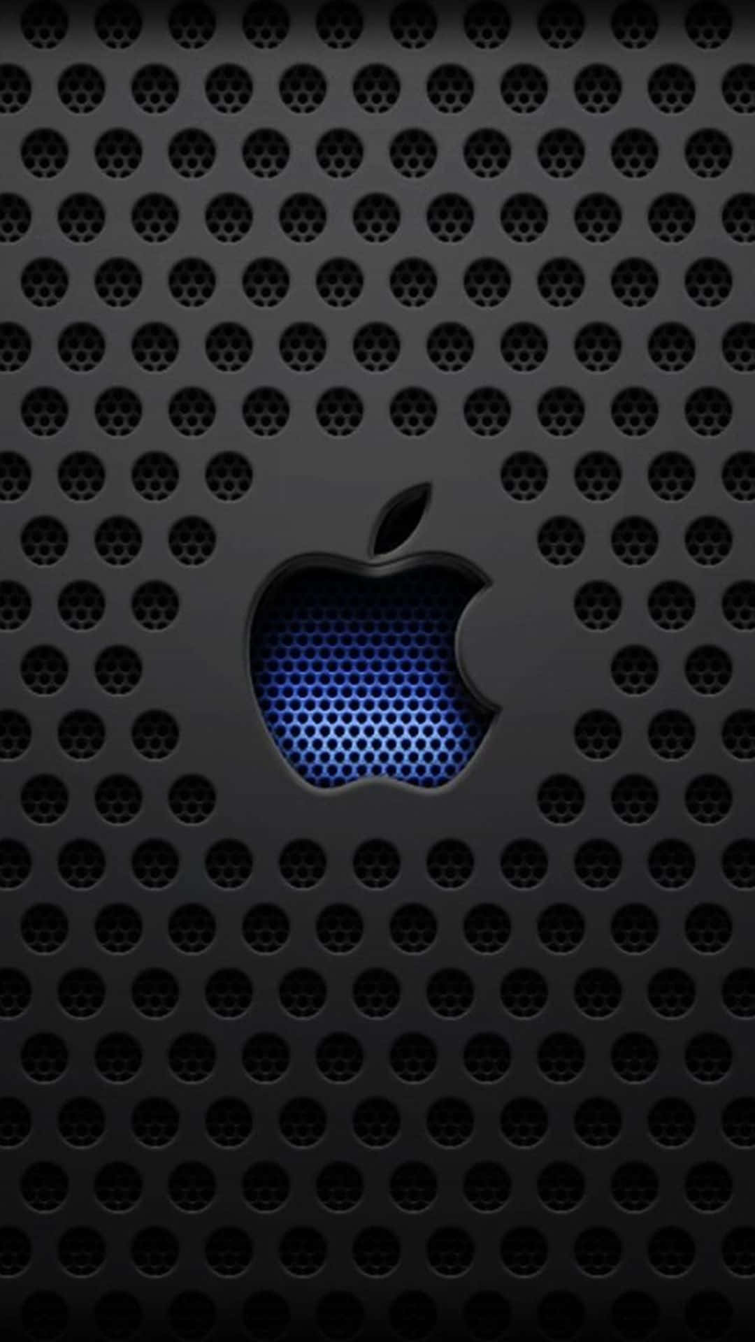 iPhone 6 Plus 桌布 壁紙 — 光滑黑色穿孔表面，中央有發光藍色Apple標誌。