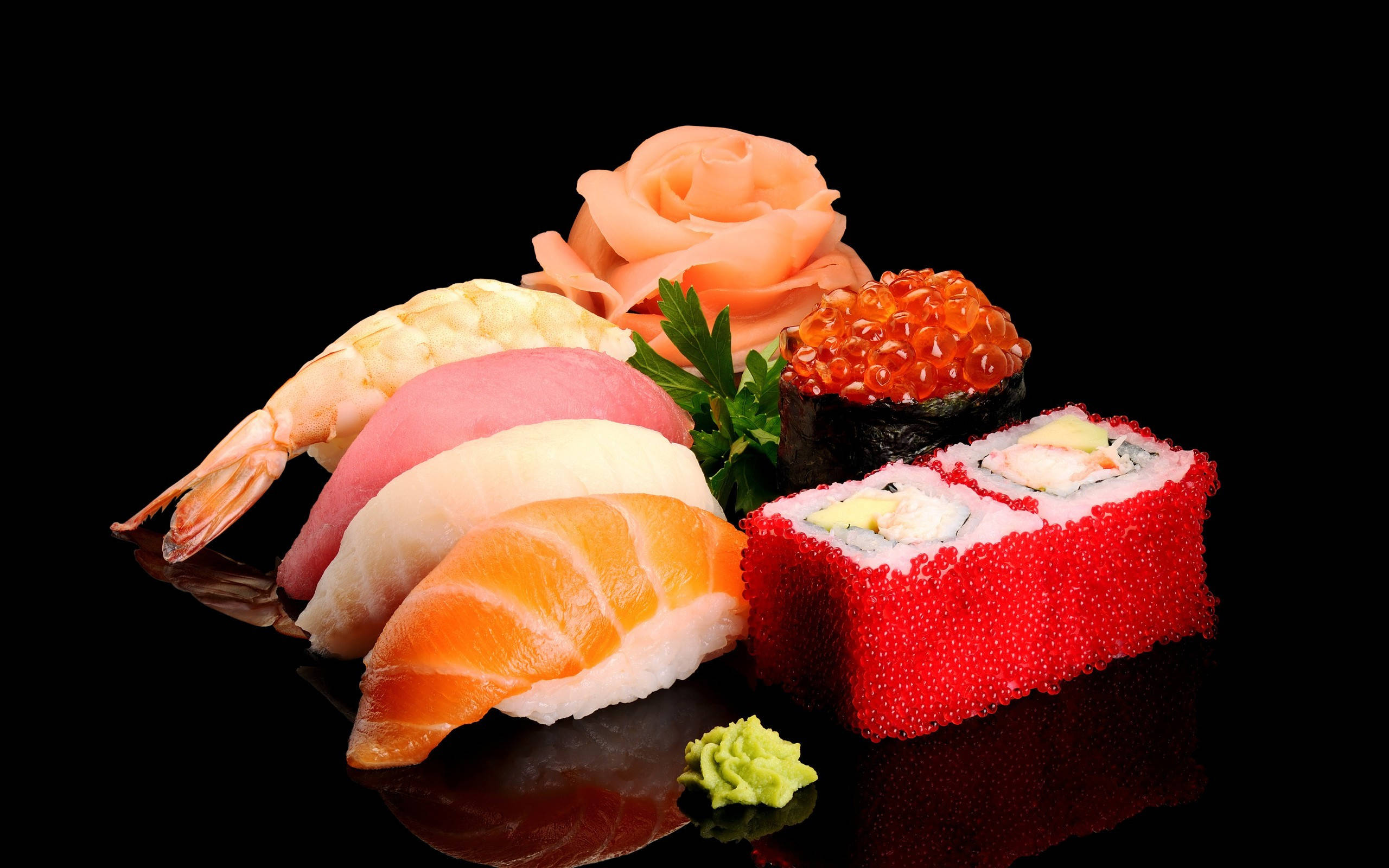 Sushi 桌布 壁紙 — 光澤壽司拼盤，包括鮭魚、鮪魚、蝦和魚子醬卷，擺放在黑色盤子上，配以芥末和粉紅玫瑰裝飾。