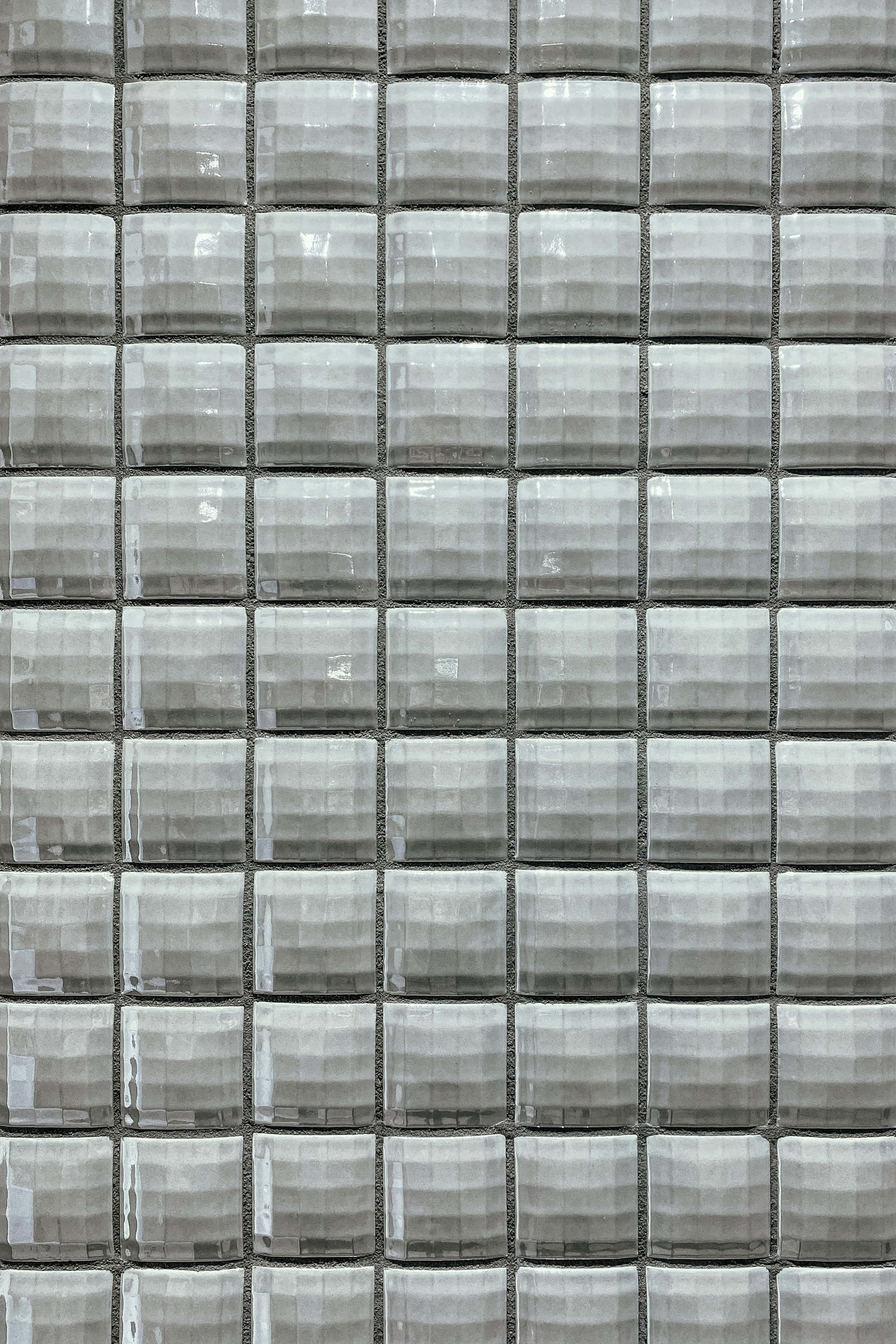 Gray Texture 桌布 壁紙 — 光澤灰色玻璃磚的特寫，整齊排列成網格圖案，帶有微妙反射。
