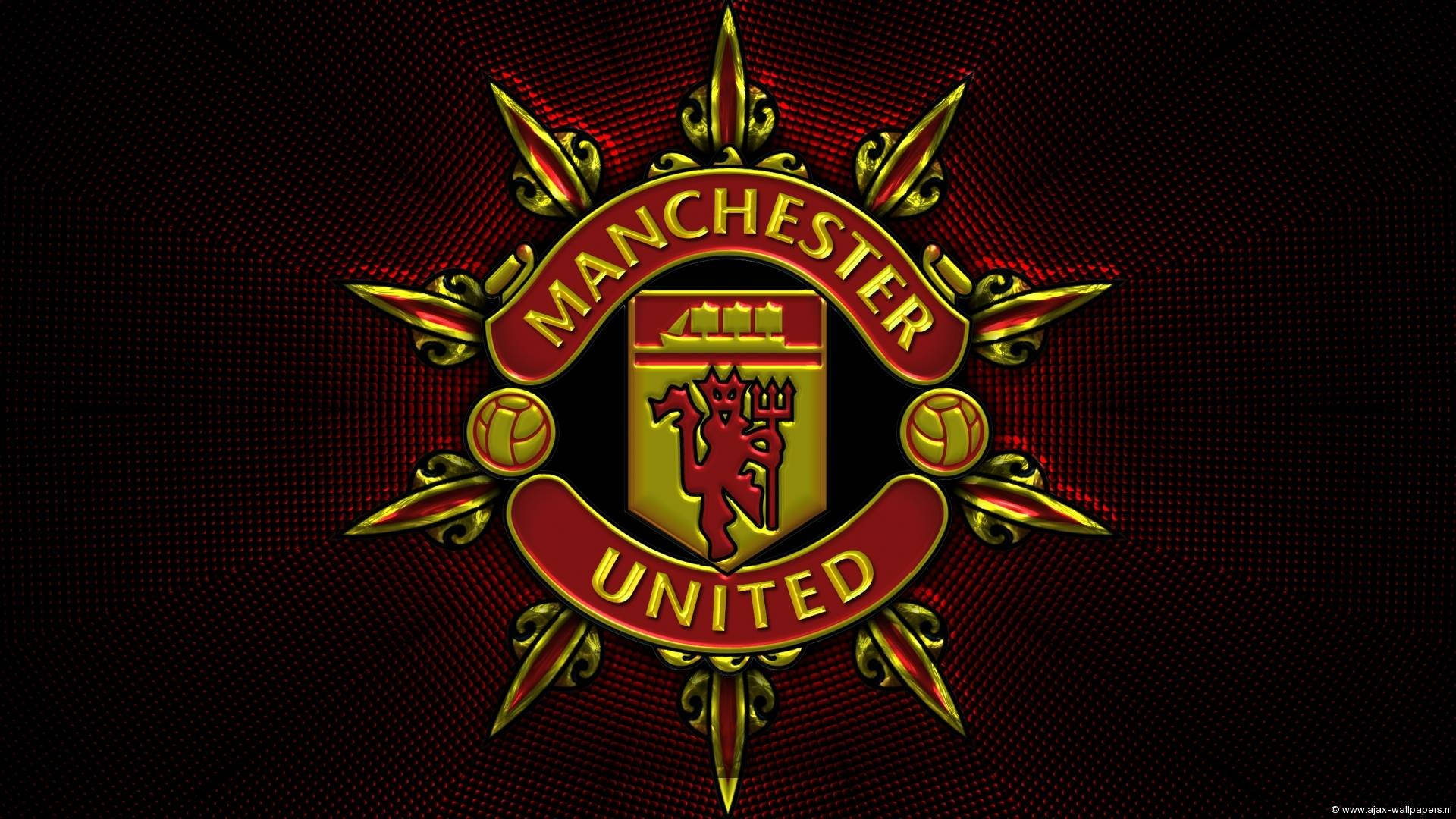 Manchester United Logo 桌布 壁紙 — 光澤的曼聯徽章在深色紋理背景上閃耀著紅色和金色。