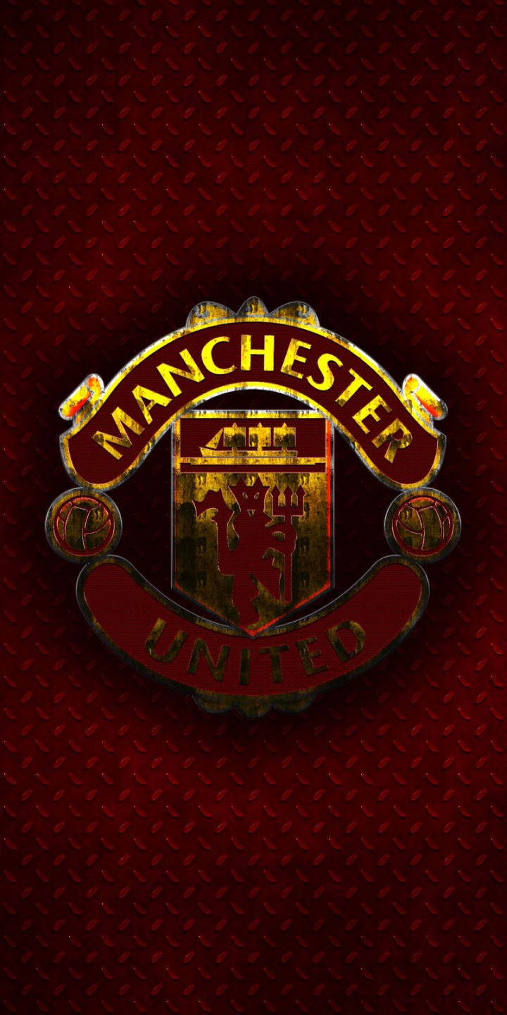 Manchester United Logo 桌布 壁紙 — 光澤的曼聯會徽在帶有紋理的深紅色菱形板背景上閃耀。