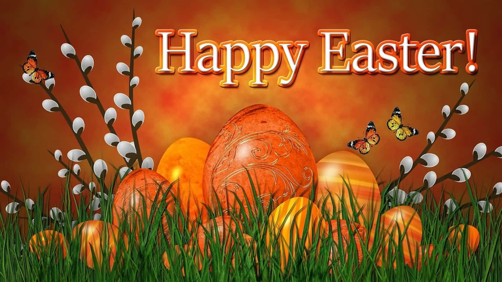 Happy Easter 桌布 壁紙 — 光澤的橙色復活節蛋藏在充滿活力的綠色草地中，伴隨著柳絮和蝴蝶，背景是溫暖的日落天空。