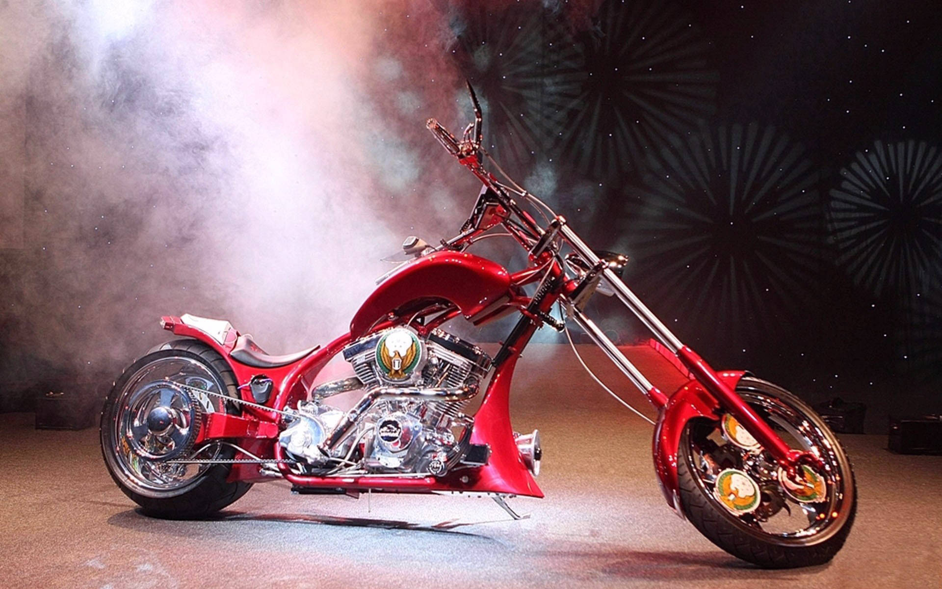Chopper 桌布 壁紙 — 光澤的紅色定制chopper摩托車，帶有鍍鉻裝飾和舞台燈光下的戲劇性煙霧效果。