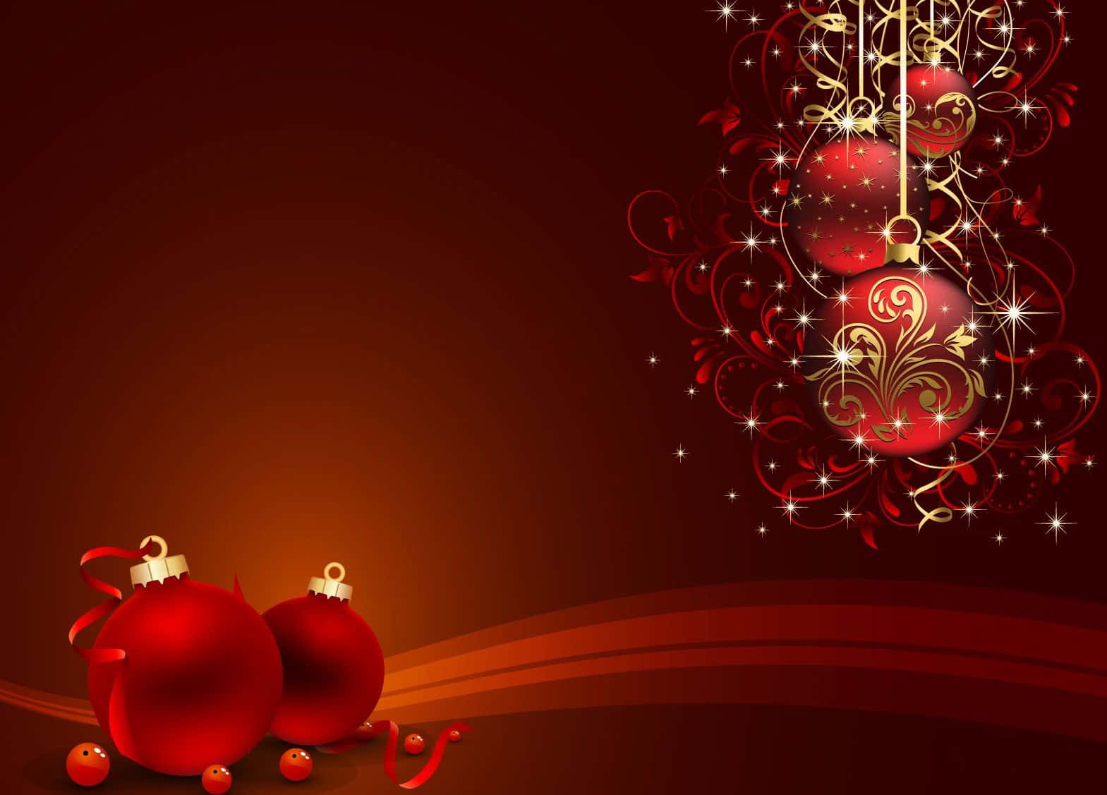 Christmas Red 桌布 壁紙 — 光澤的紅色聖誕裝飾品，帶有金色漩渦和閃爍的星星，懸掛在豐富的紅色漸變背景上。