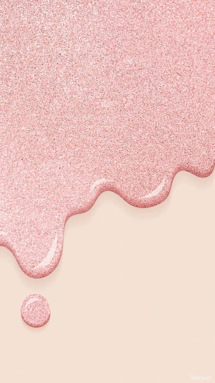 girly pink aesthetic 桌布 壁紙 — 光澤粉紅閃粉物質在柔軟米色背景上滴落並匯聚，有一滴正在落下。