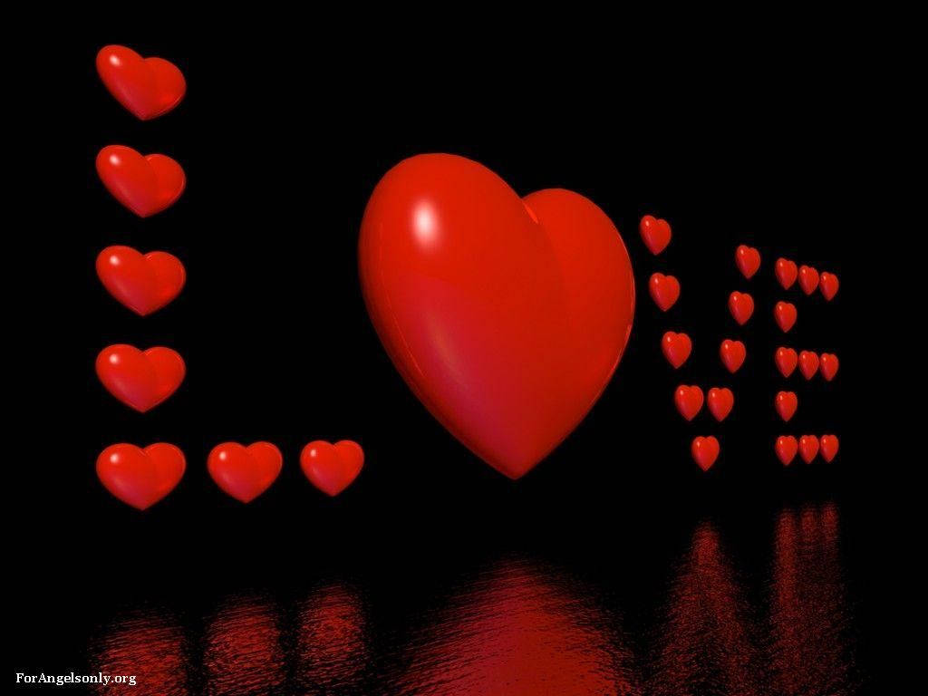 Love Heart 桌布 壁紙 — 光澤紅色心形在黑色背景上拼出 'LOVE'，並在潮濕表面上有倒影。