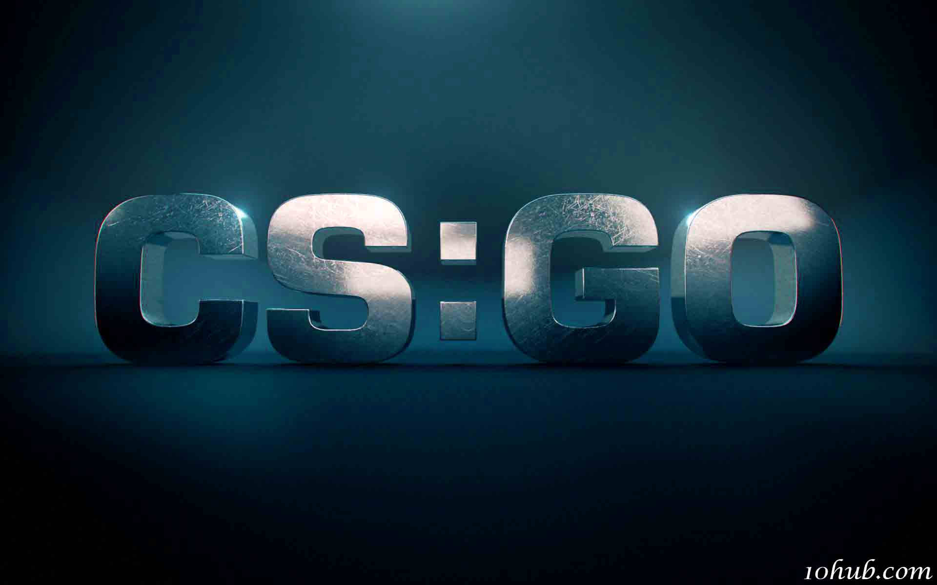 Csgo 桌布 壁紙 — 光澤金屬CS:GO標誌，在深青色漸變背景上被聚光燈照亮。