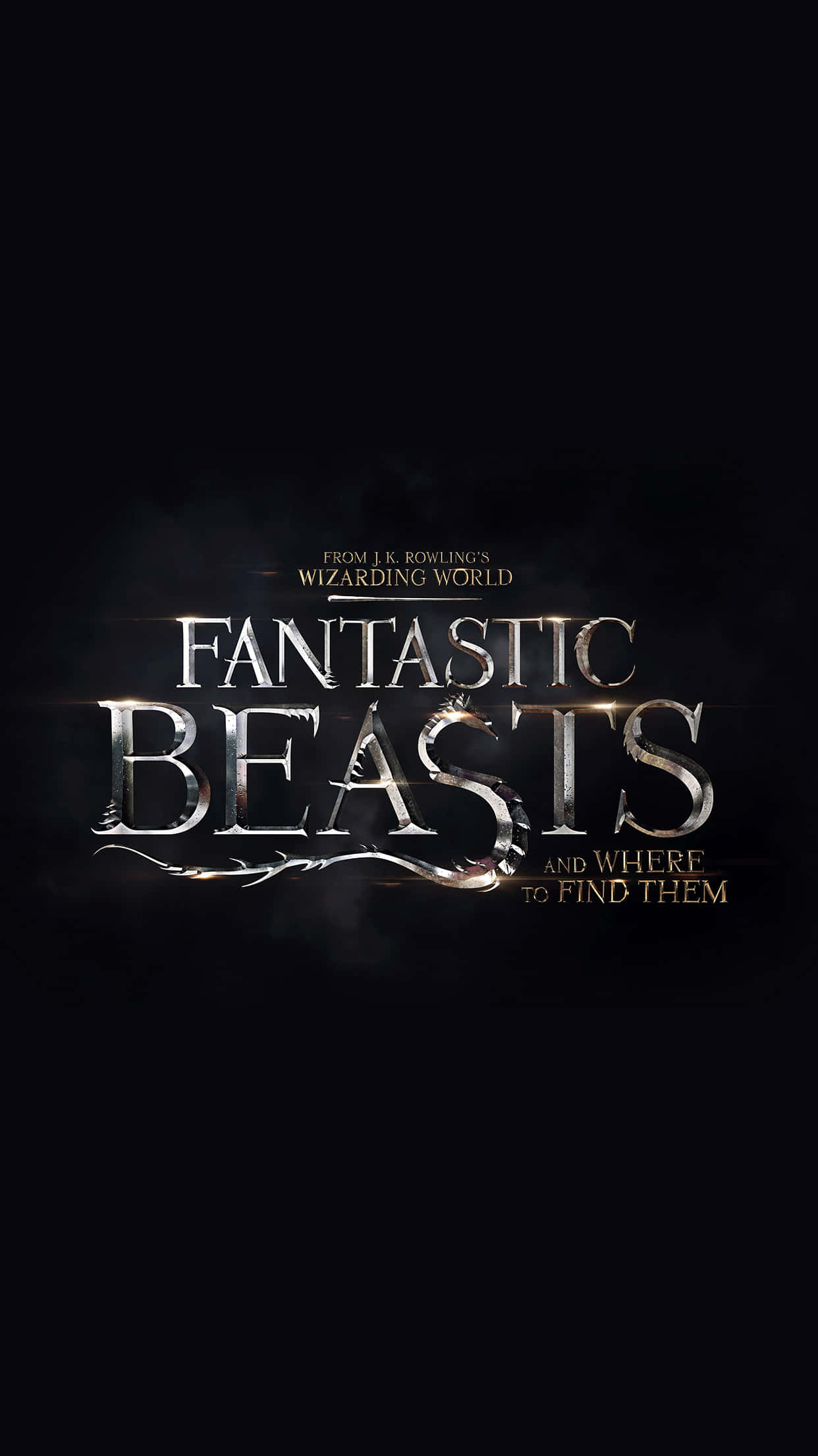 Fantastic Beasts 桌布 壁紙 — 光澤金屬質感的《怪獸與牠們的產地》標題文字在黑暗煙霧背景中發光。