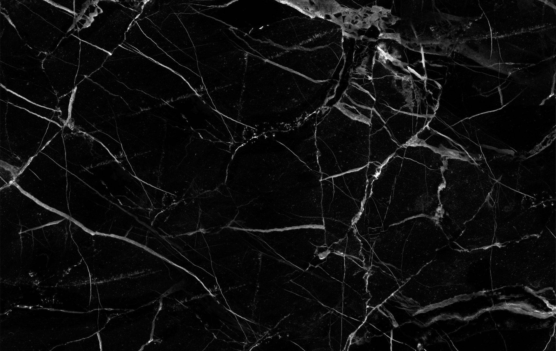 Dark Aesthetic Computer 桌布 壁紙 — 光澤黑色大理石的特寫，帶有複雜的白色紋理，營造出奢華而戲劇性的質感。