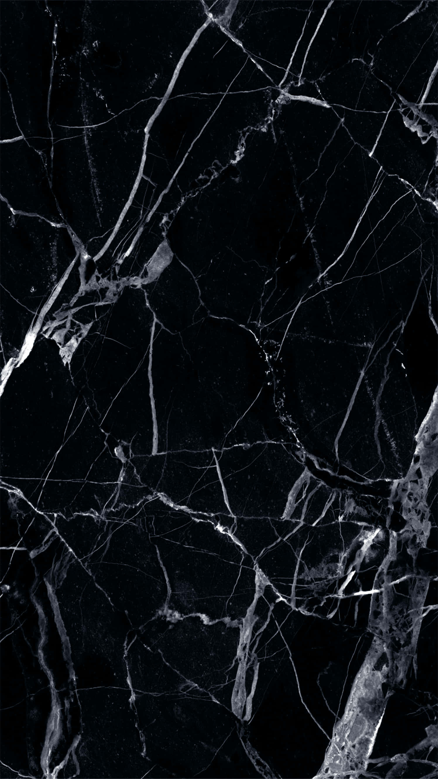 Marble Phone 桌布 壁紙 — 光澤黑色大理石的近距離特寫，帶有複雜的白色紋理，營造出奢華而戲劇性的質感。