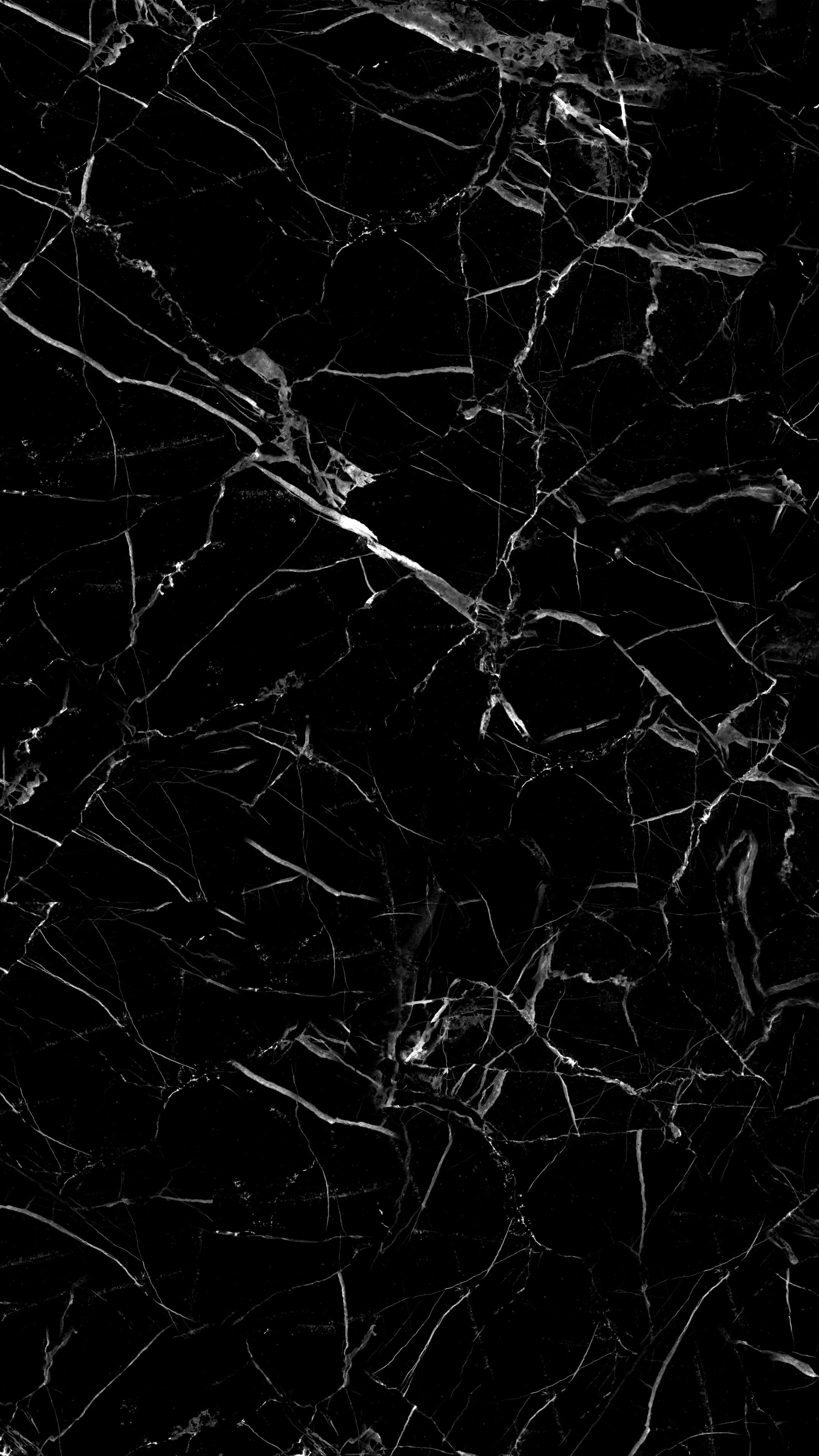 Marble Phone 桌布 壁紙 — 光澤黑色大理石的近距離特寫，帶有複雜的白色紋理，營造出奢華而戲劇性的質感。
